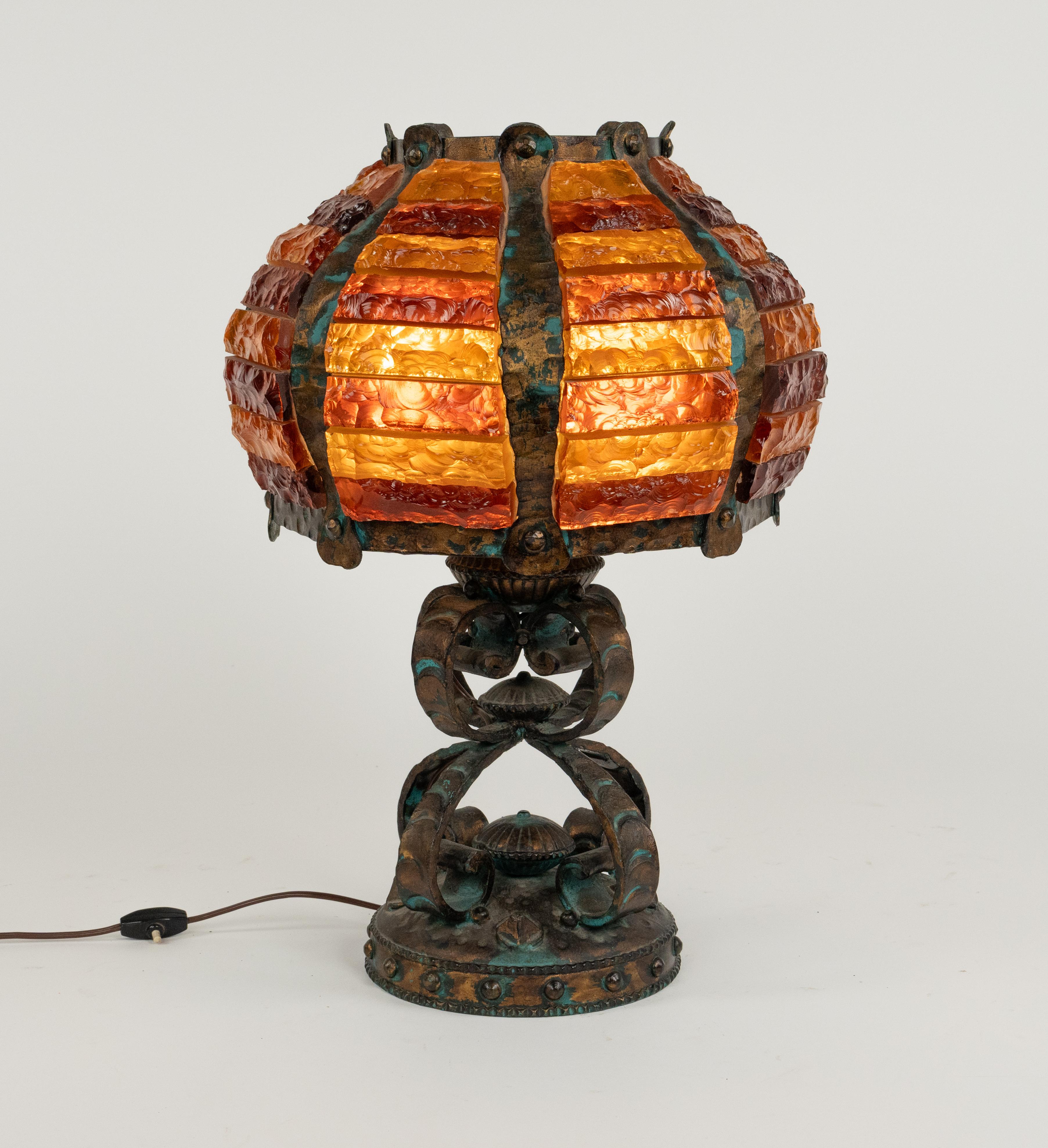 Mid-Century-Tischlampe aus Schmiedeeisen und gehämmertem Glas von Longobard, Italien, 1970er Jahre (Metall) im Angebot