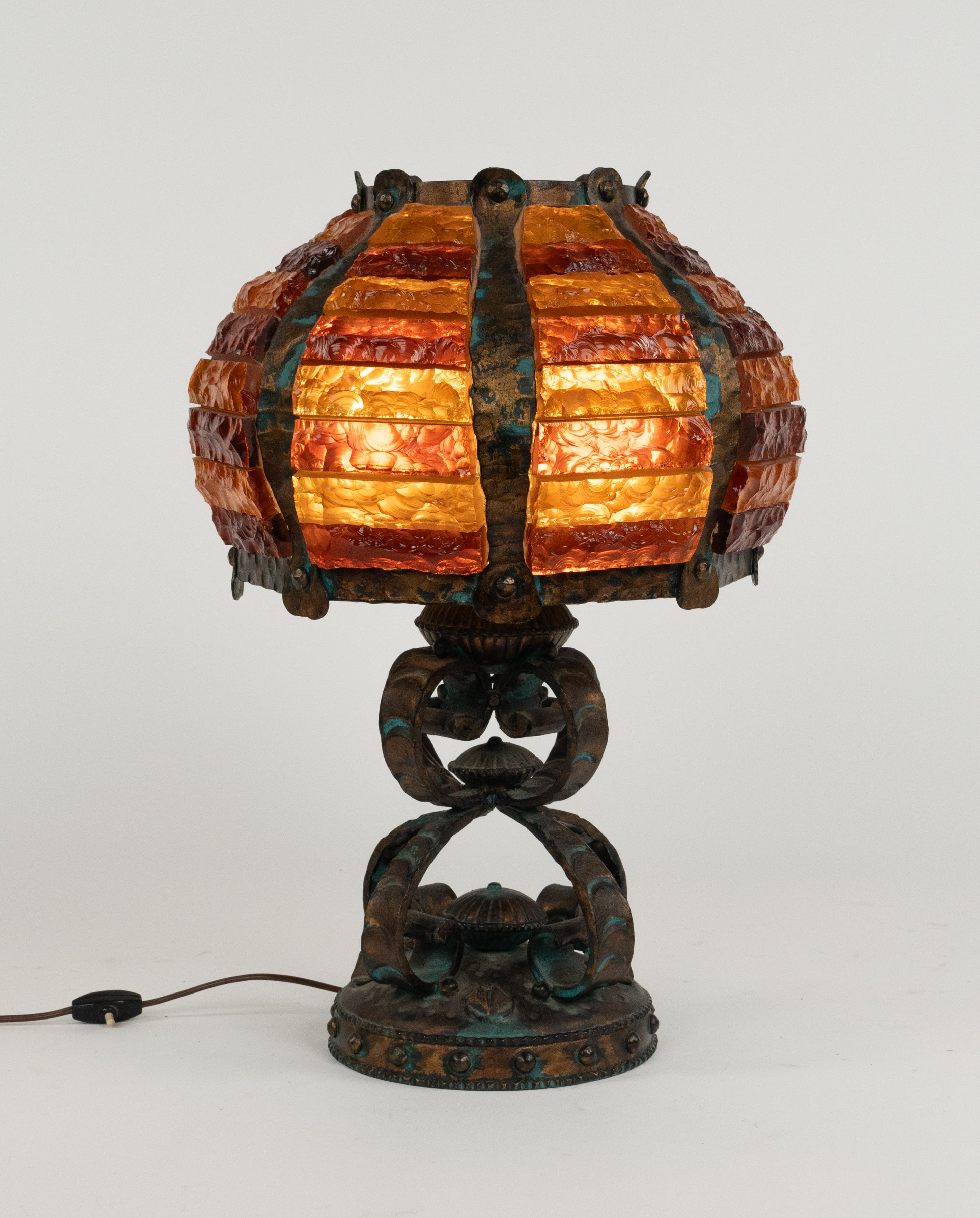 Mid-Century-Tischlampe aus Schmiedeeisen und gehämmertem Glas von Longobard, Italien, 1970er Jahre im Angebot 1