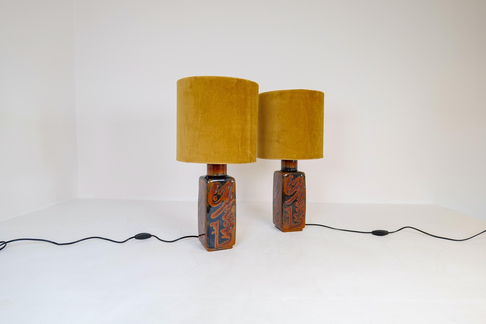 Handmade and hand decorated signed and glazed ceramic table lamp by designer Carl Harry Stålhane and made in Sweden for Rörstrand in the 1960s.

Rectangular shape with hand painted multicolored earth tone abstract Middle Eastern inspired designs