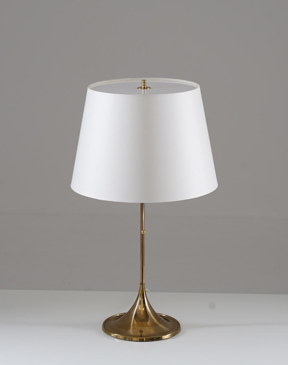 Midcentury table lamps in brass model B-024 by Alf Svensson and Yngvar Sandström for Bergboms, Sweden
The lamps are made of solid brass with a trumpet-shaped foot. The lamps come with original reupholstered shades with a plexi-diffuser on