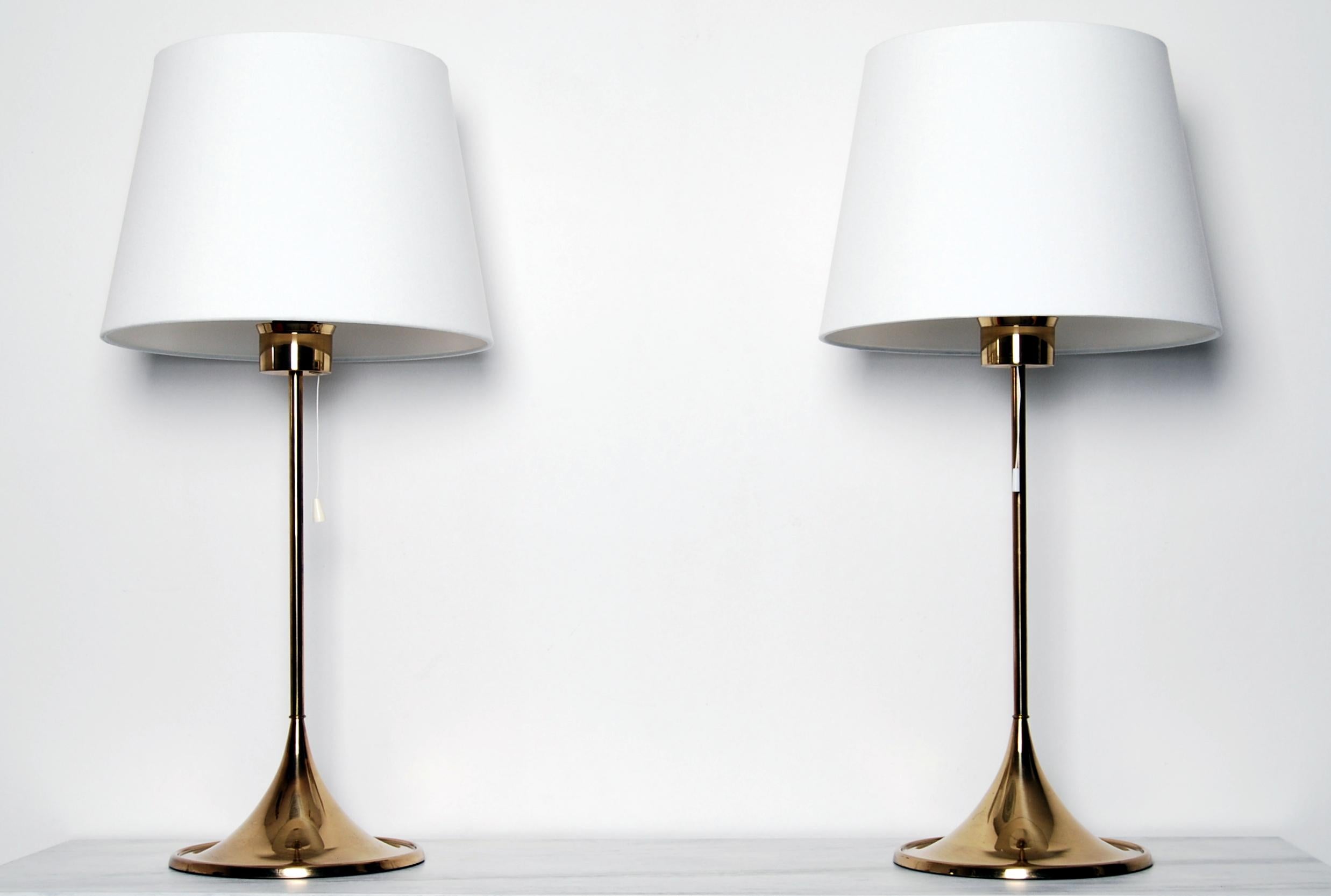 Pair of table lamps model B-024 designed by Alf Svensson and Yngvar Sandström and their designs studio S-Design. Produced by Bergboms in Malmö, Sweden, early 1960s. Polished brass with cast iron in the base. Comes with two acrylic top diffuser but