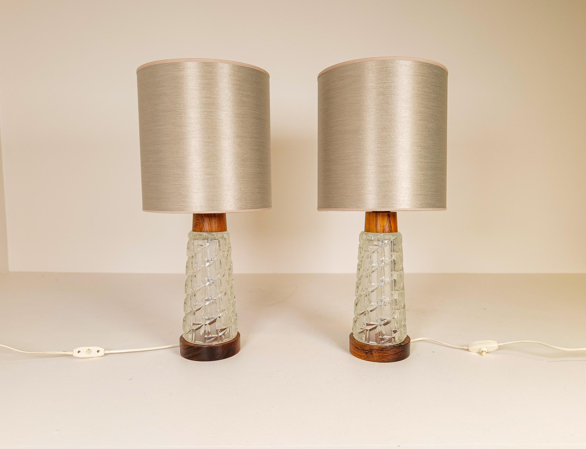 Mid-Century Modern Lampes de bureau du milieu du siècle dernier en teck et verre Orrefors, Suède en vente
