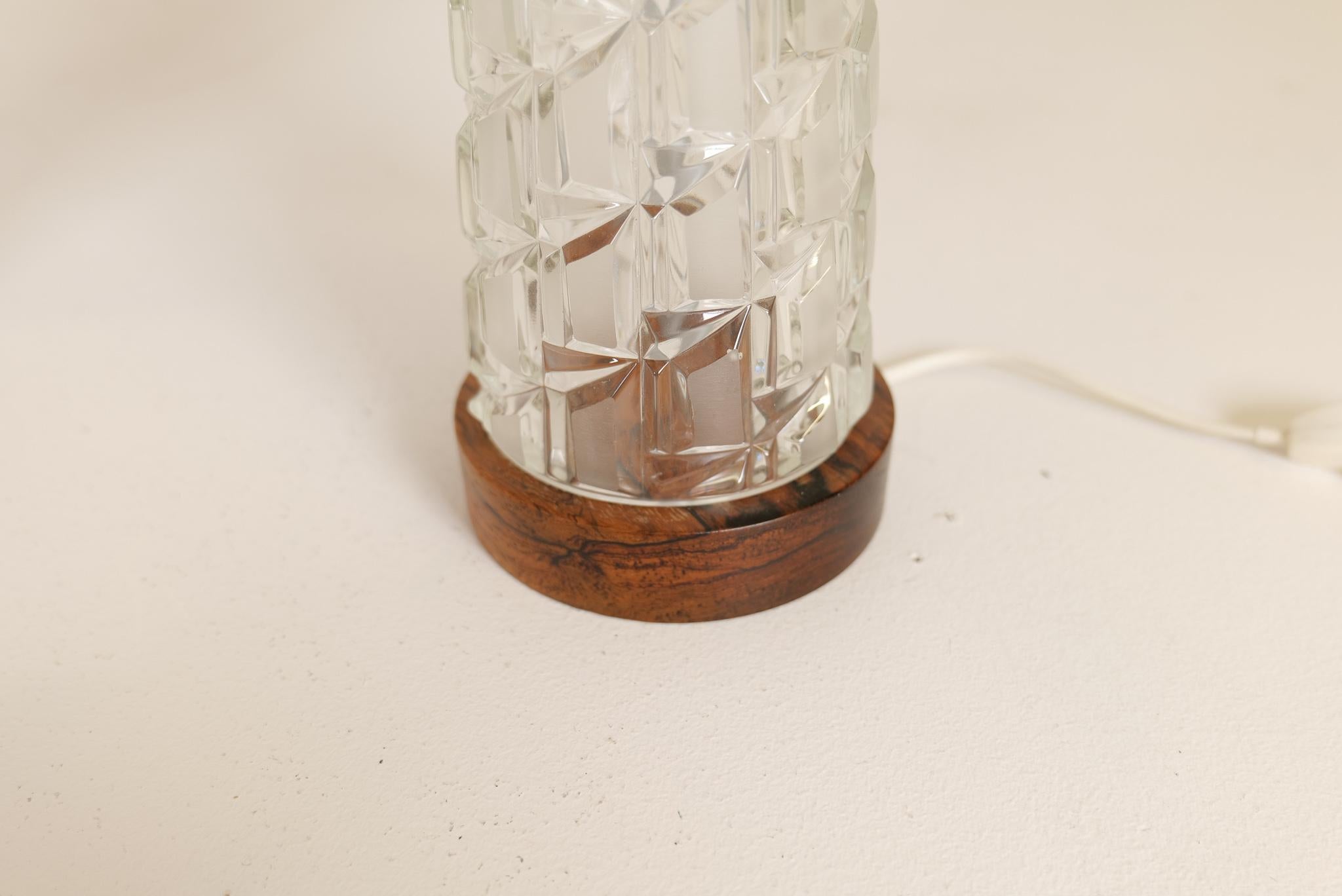 Verre Lampes de bureau du milieu du siècle dernier en teck et verre Orrefors, Suède en vente