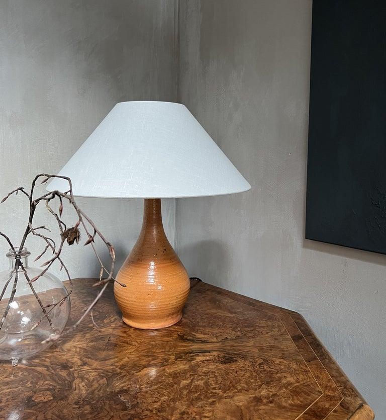 Lampe à poser vintage des années 1960 en  faïence émaillée orange chaud. Réaménagement avec électricité et nouvelle hotte en linnen. La forme, la couleur et les proportions sont magnifiques.