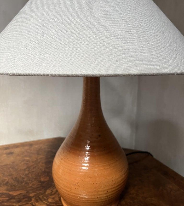 Vernissé Lampe de bureau du milieu du siècle orange céramique en vente