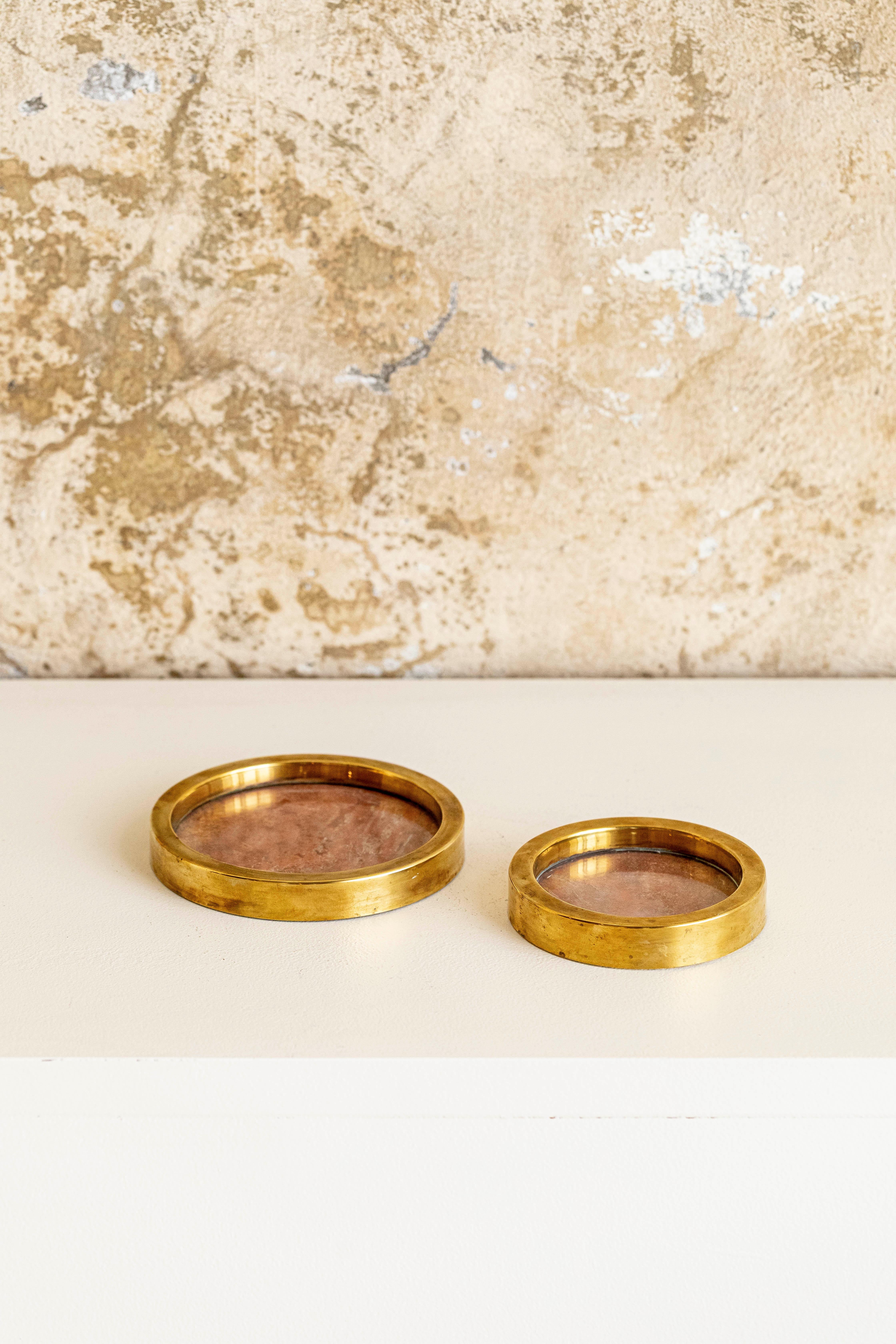 Tableware designed by Gabriella Crespi
Pair of golden brass tableware designed by Gabriella Crespi.
Recorded by Archivio Gabriella Crespi, Milan. 
Signed

Italy 1970s

D: 16 cm H: 2 cm
D: 12.5 cm H: 2 cm