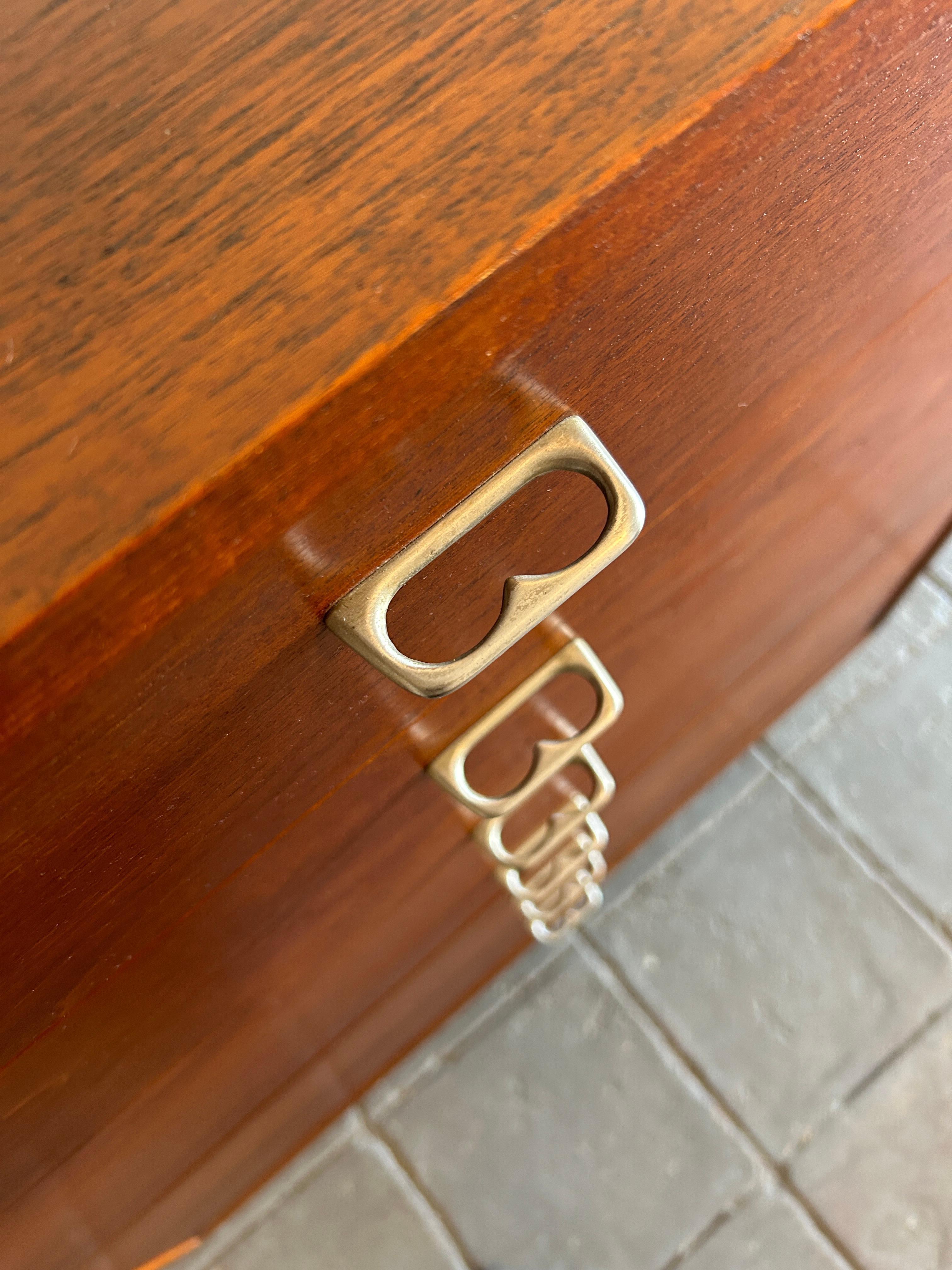 Mid-Century moderno Comò alto a 6 cassetti in noce del Midcentury con tiranti a pettine in alluminio in vendita