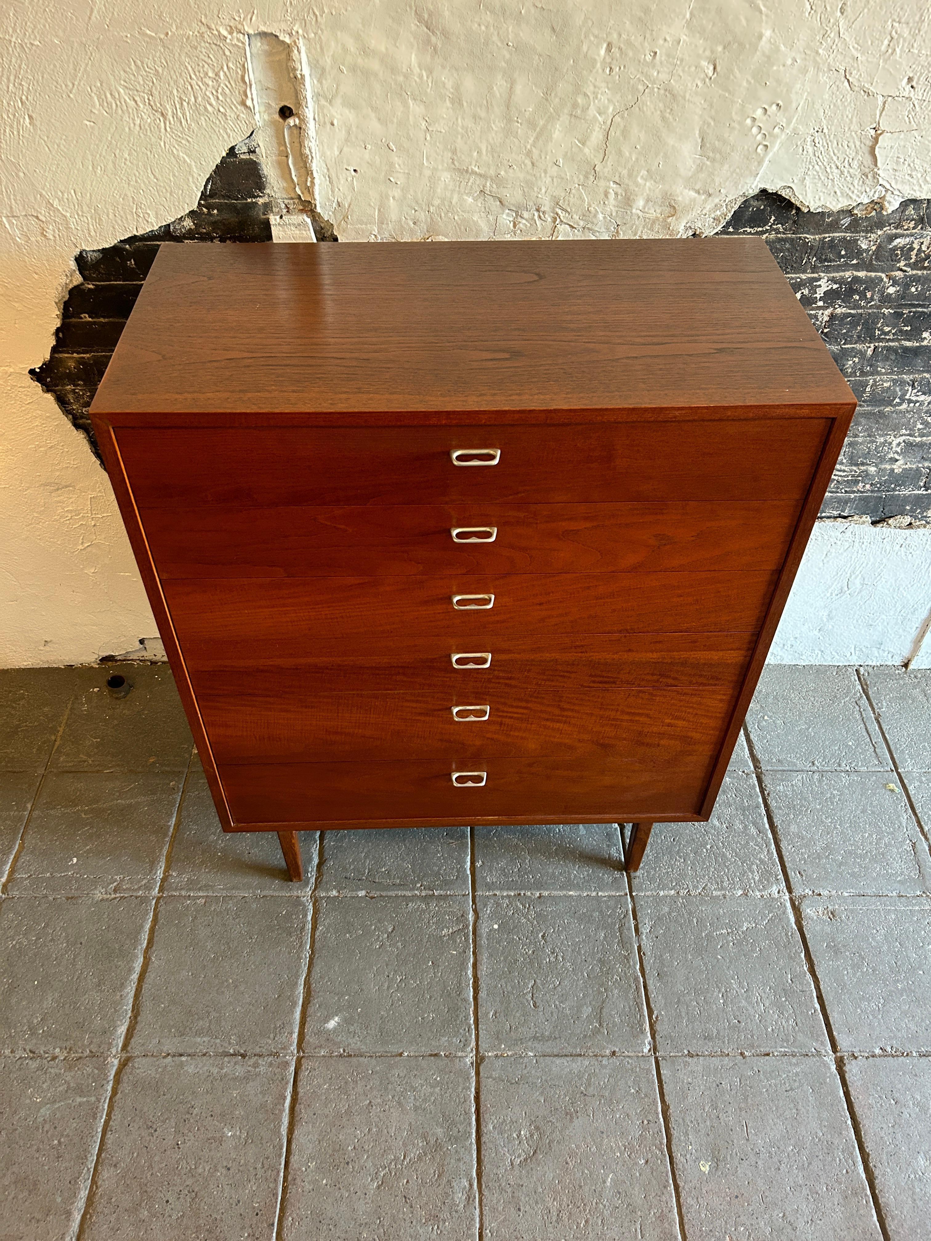 Americano Comò alto a 6 cassetti in noce del Midcentury con tiranti a pettine in alluminio in vendita