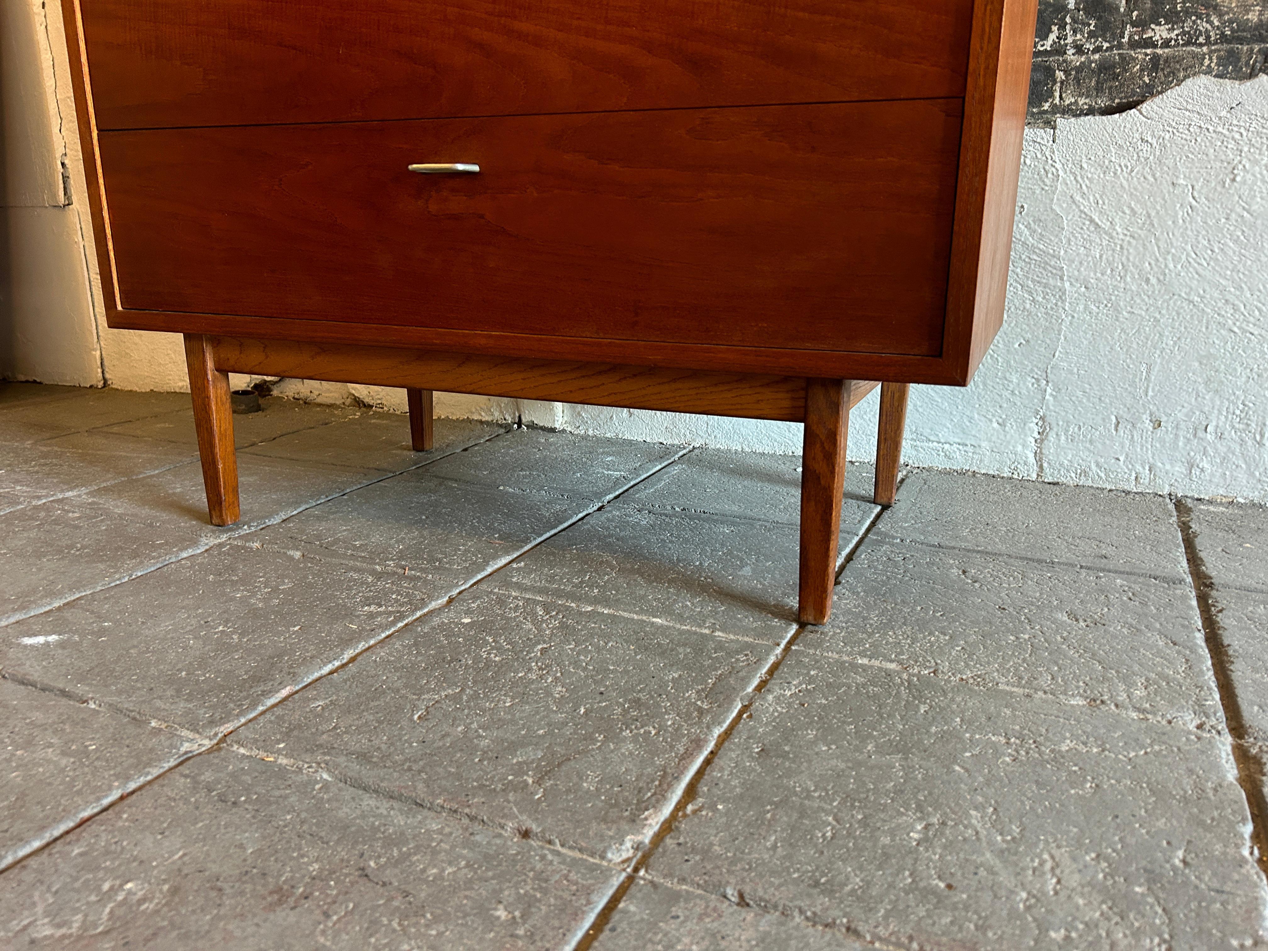 Falegnameria Comò alto a 6 cassetti in noce del Midcentury con tiranti a pettine in alluminio in vendita