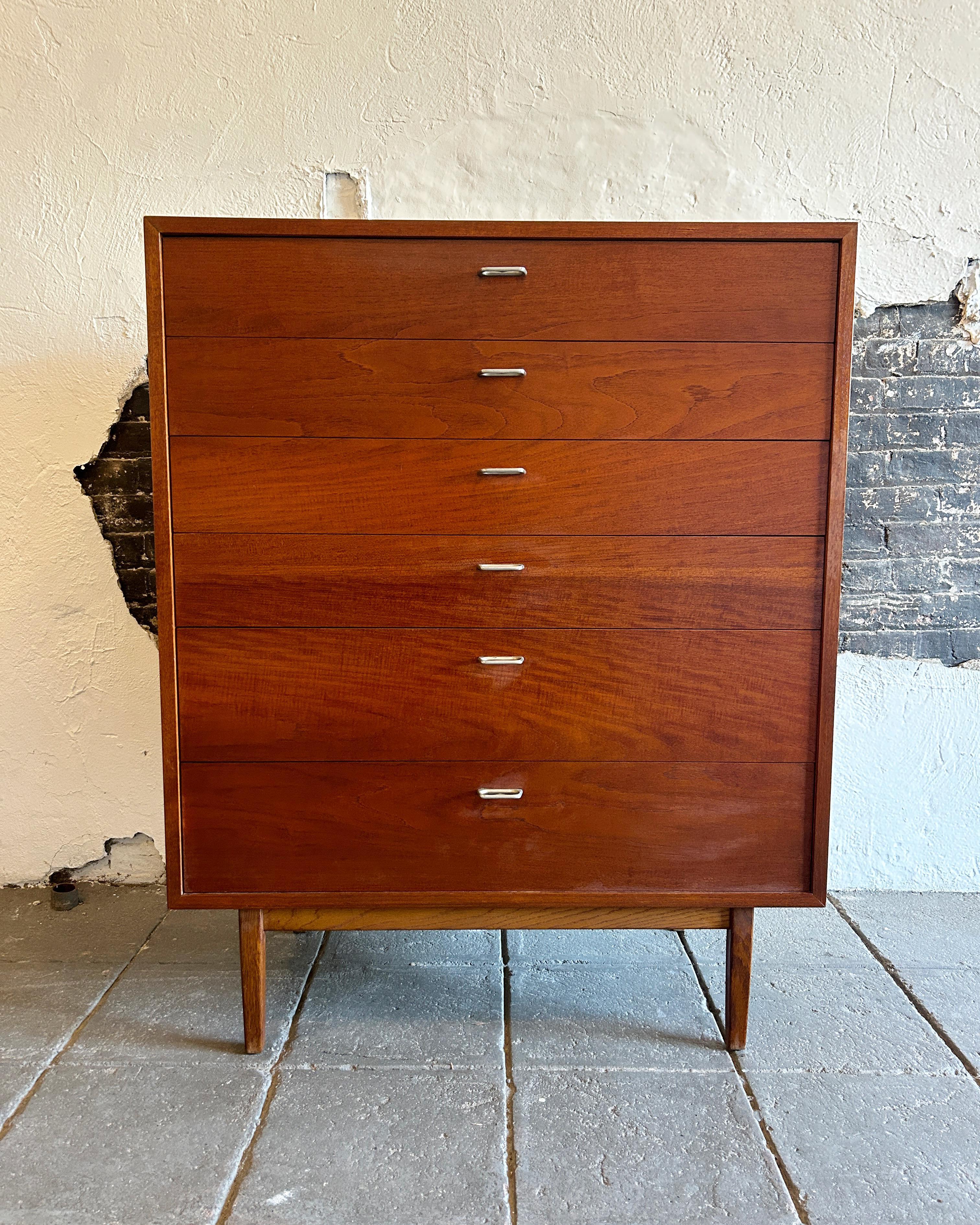 Comò alto a 6 cassetti in noce del Midcentury con tiranti a pettine in alluminio In condizioni buone in vendita a Brooklyn, NY