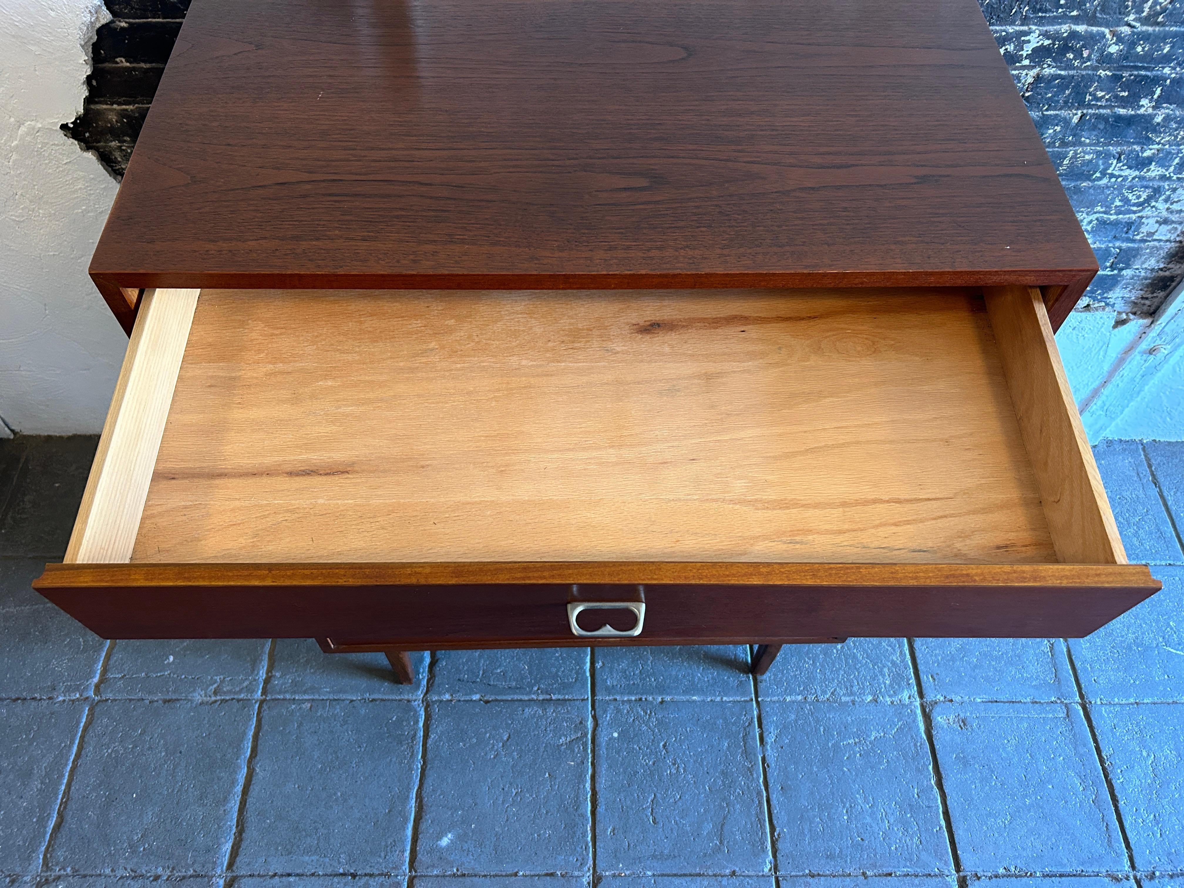 Metà XX secolo Comò alto a 6 cassetti in noce del Midcentury con tiranti a pettine in alluminio in vendita