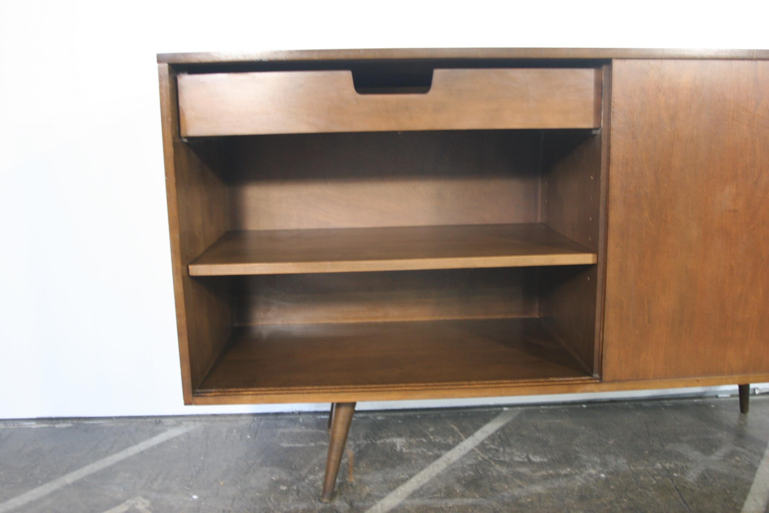 Mid-Century Tall Credenza by Paul McCobb circa 1950 Planner Group #1514 Walnut In Good Condition For Sale In BROOKLYN, NY