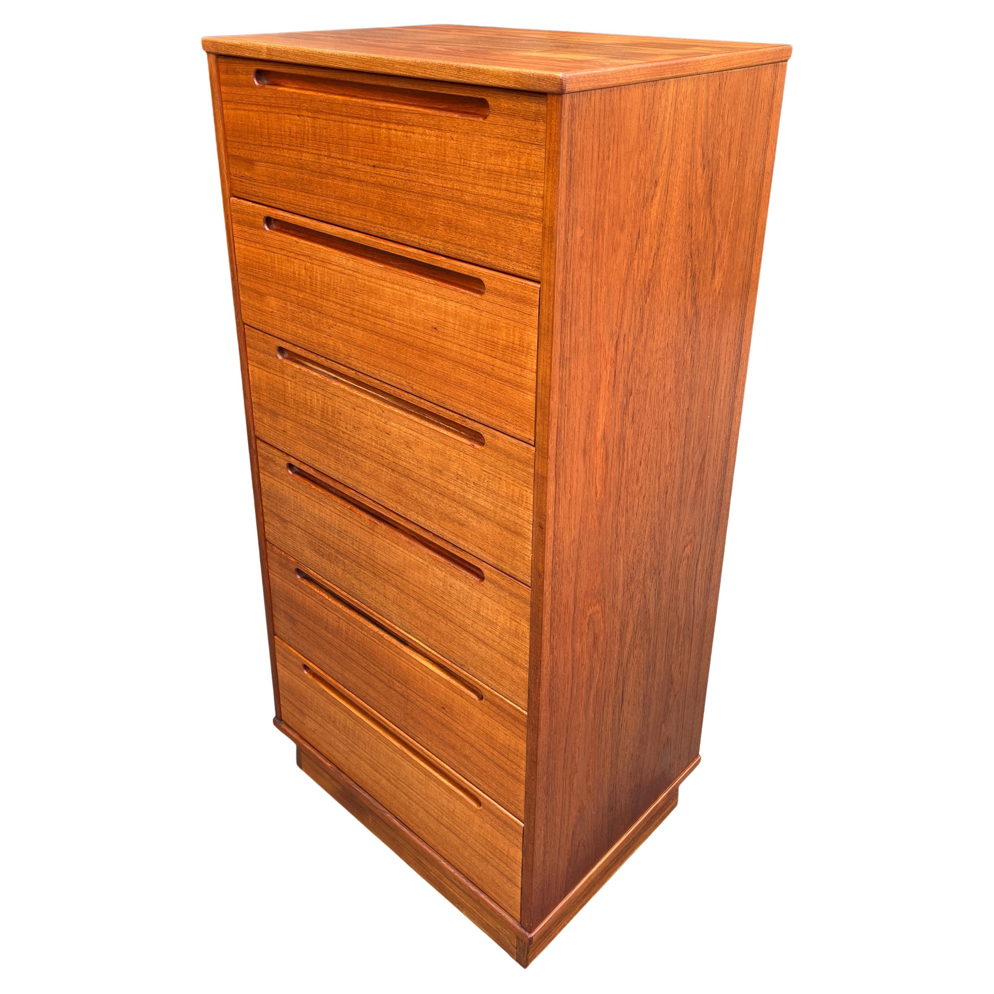 Midcentury Tall Teak Chest of Drawers In Good Condition For Sale In BROOKLYN, NY
