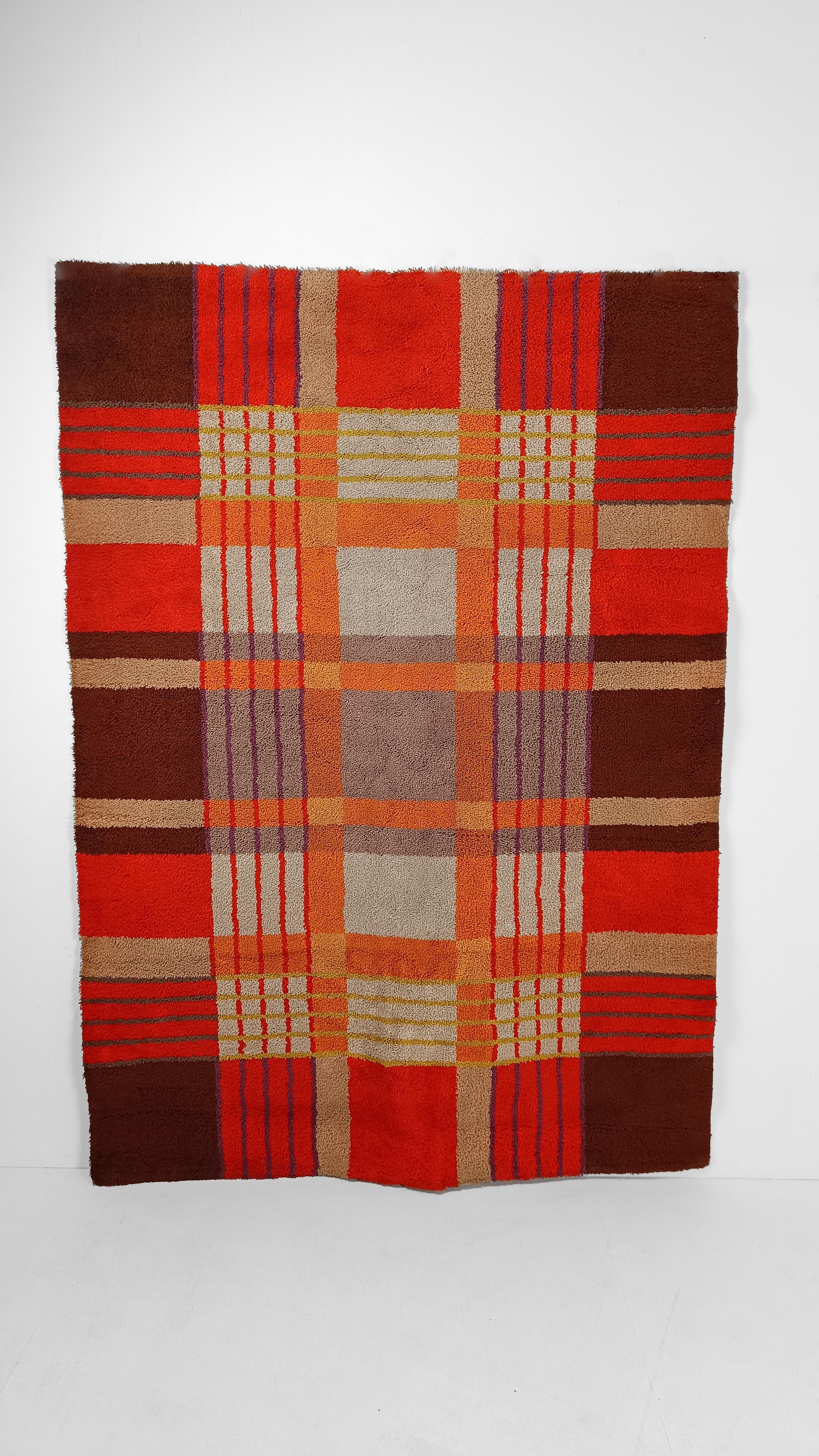 MidCentury Tartan Geometric Graphic Rug in Pure Wool, Italy 1970s For Sale 7