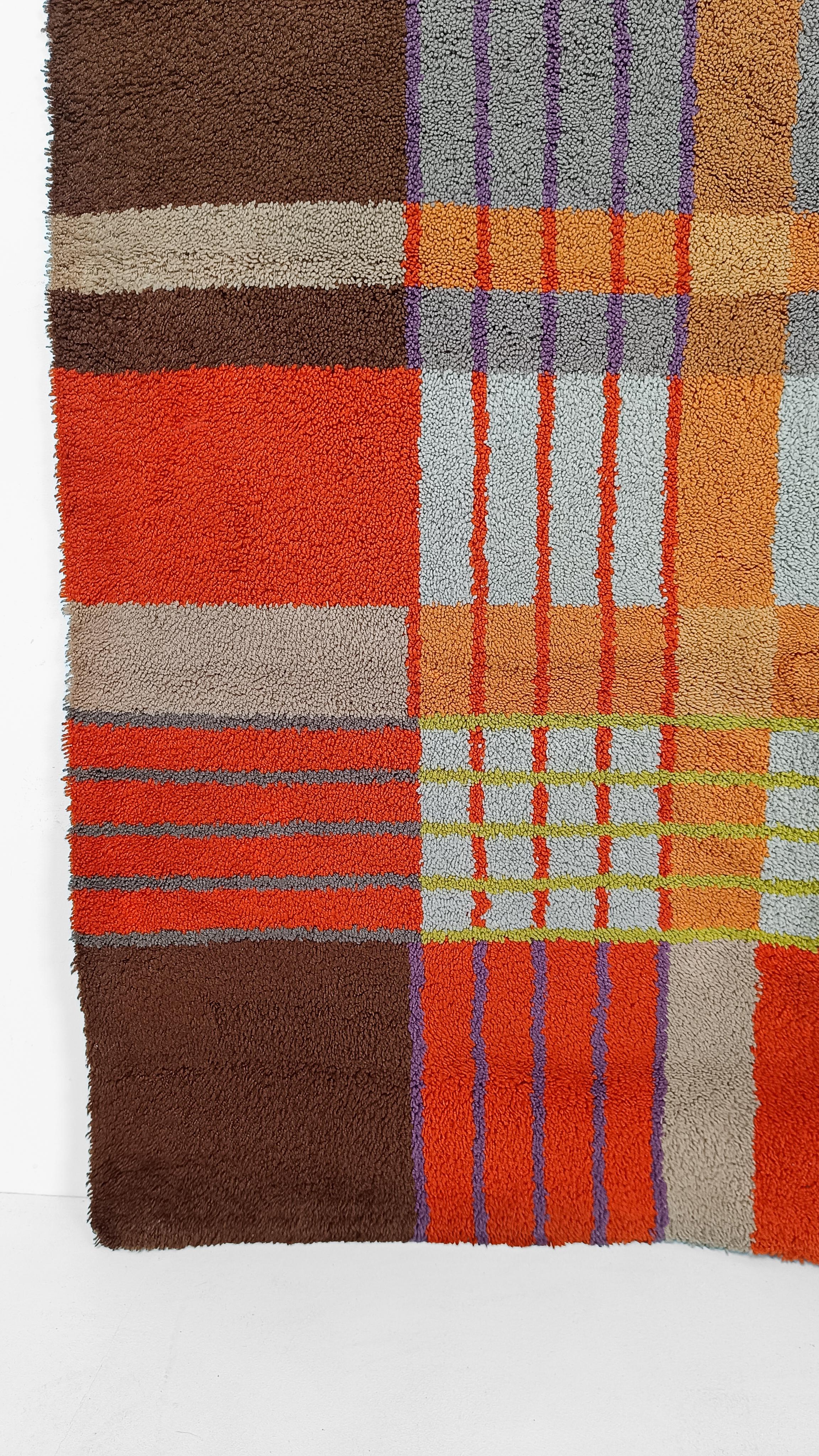 I offer for sale a carpet undoubtedly dating back to the 60s and 70s, probably made in Italy and made entirely of thick wool with a splendid and current geometric graphic.
This Vintage Rug has important dimensions: 231cm long and 165cm deep.
The