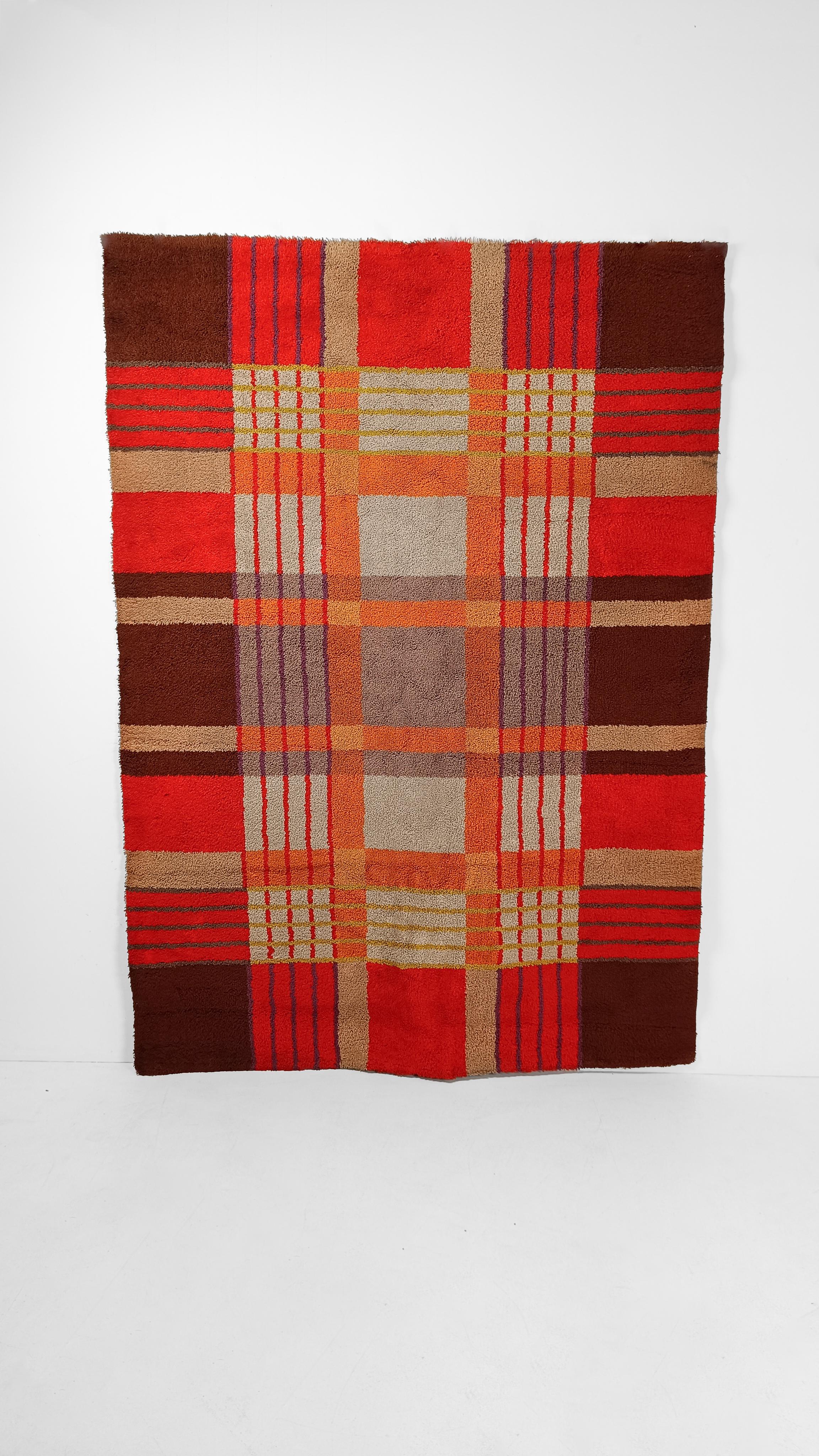 MidCentury Tartan Geometric Graphic Rug in Pure Wool, Italy 1970s For Sale 2