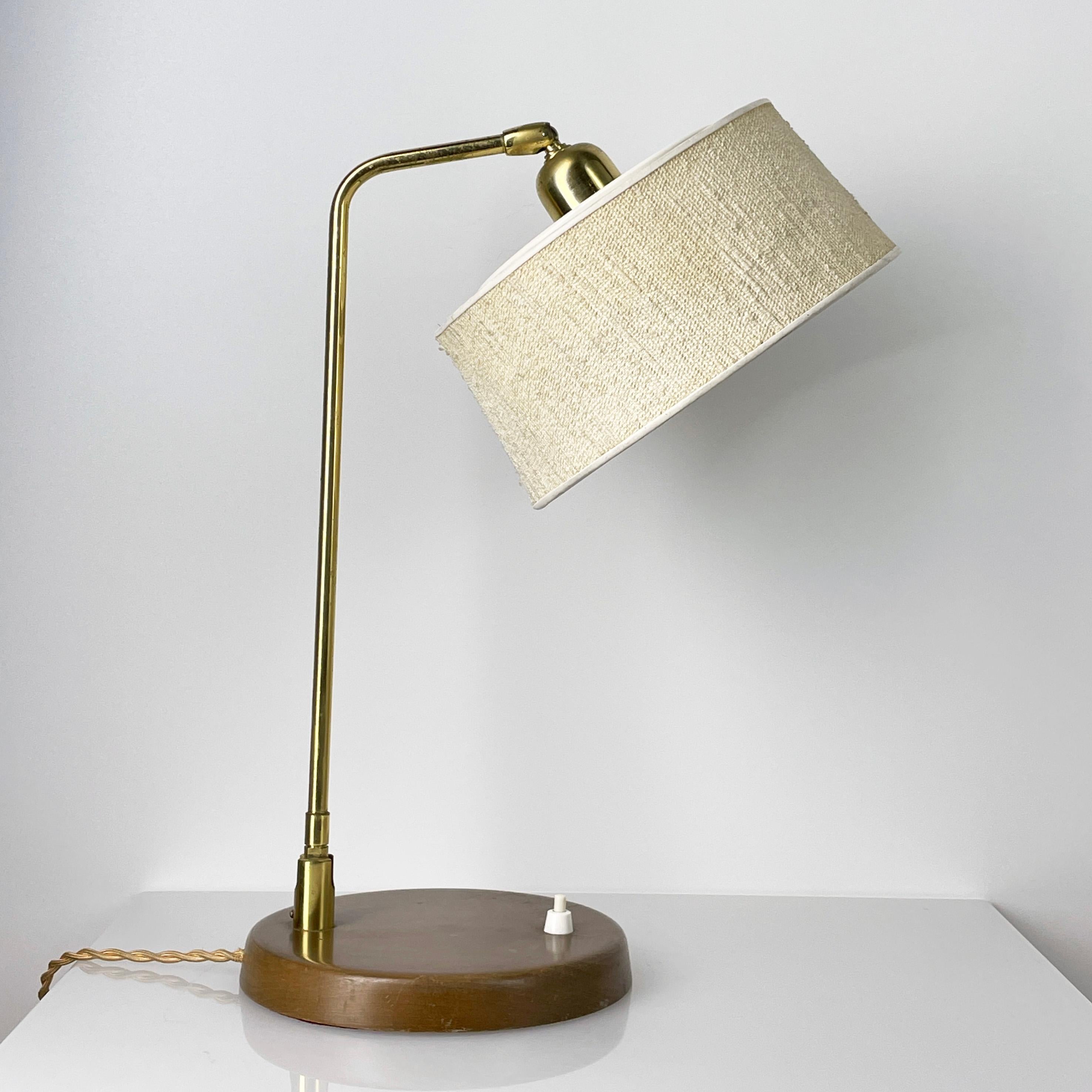 Lámpara de sobremesa Temde de los años 60. Base de teca maciza con vástago basculante de latón con pantalla ajustable para iluminación direccional. Interruptor de encendido y apagado situado en la base de madera. 

Producido: Temde AG,
