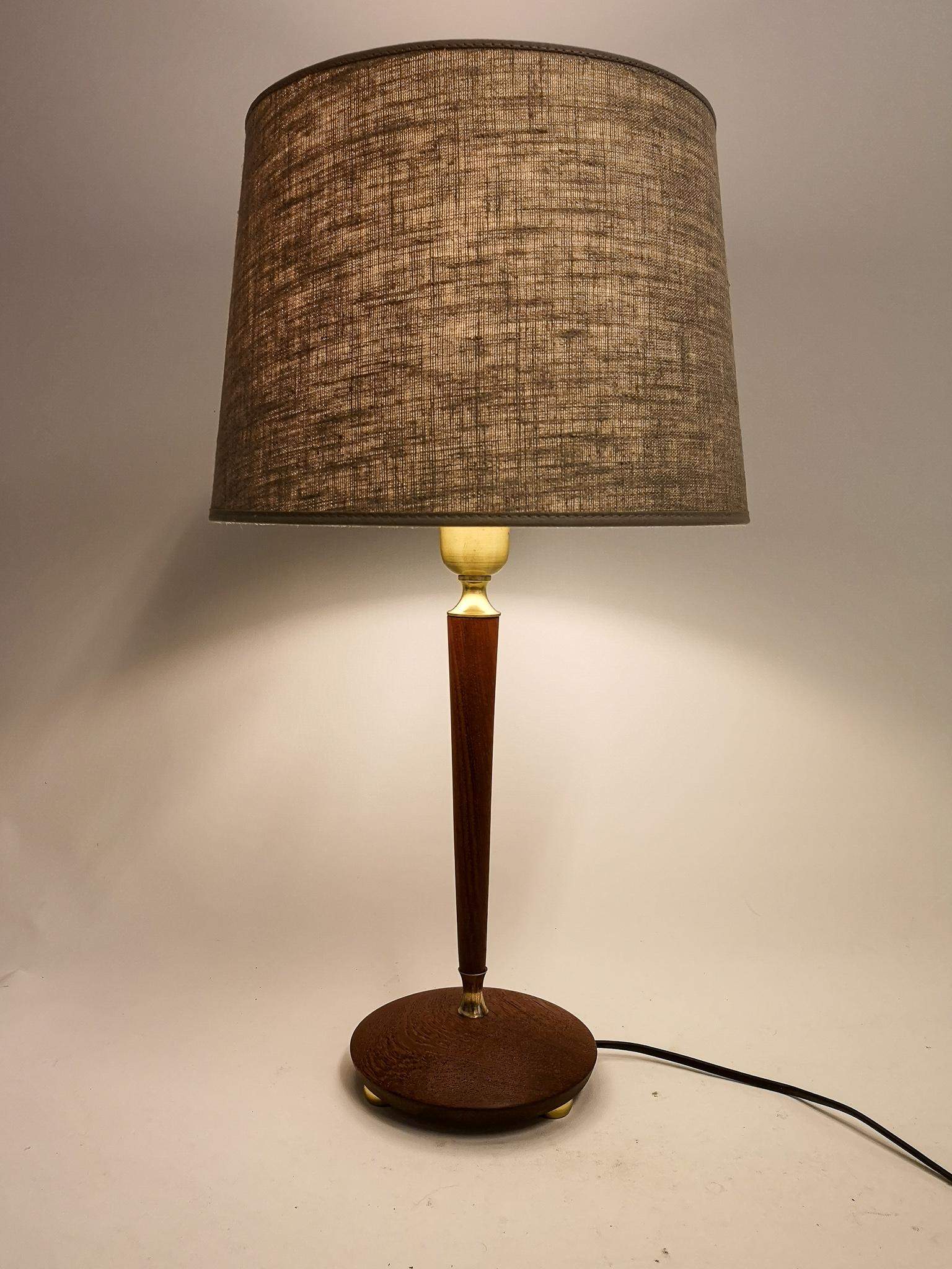 Wonderful sculptured table lamp produced in Sweden at Gothenburgs Armaturhandverk. Details in teak and brass makes this table lamp a nice addition to the office or side table / sideboard. 

Good vintage condition, new wiring. 

Measures H 56