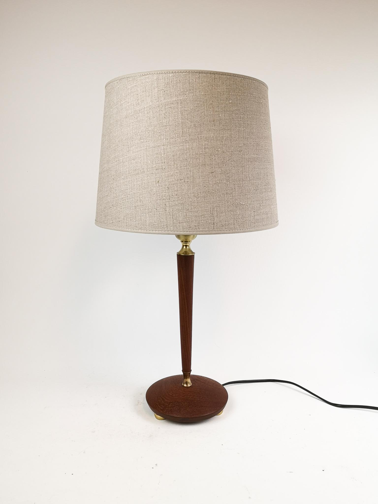 Mid-Century Modern Lampe de table en teck et laiton Suède années 1950 en vente
