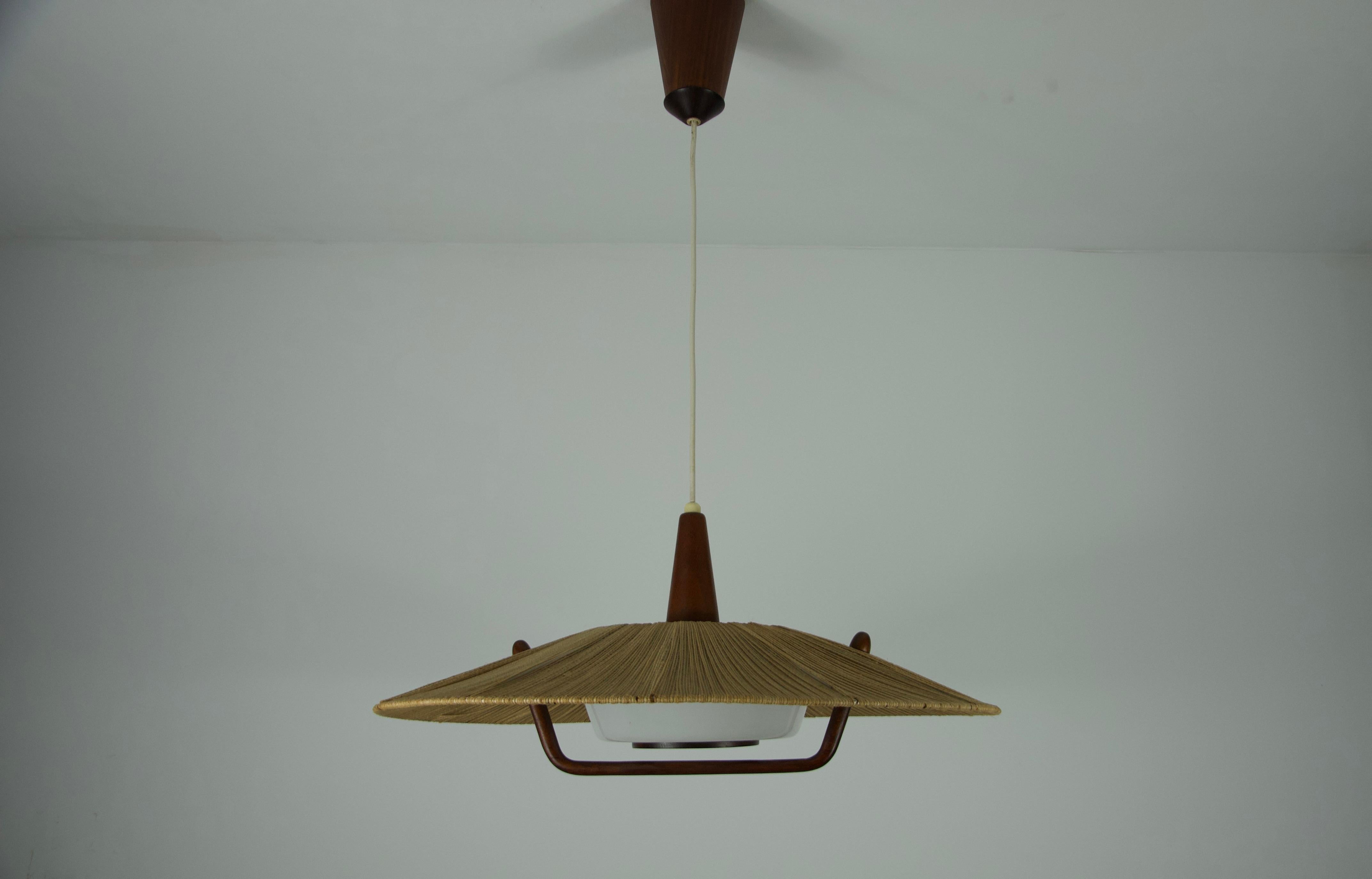 Lampada a sospensione di Temde con paralume in teak e corda, circa 1960 in vendita 4