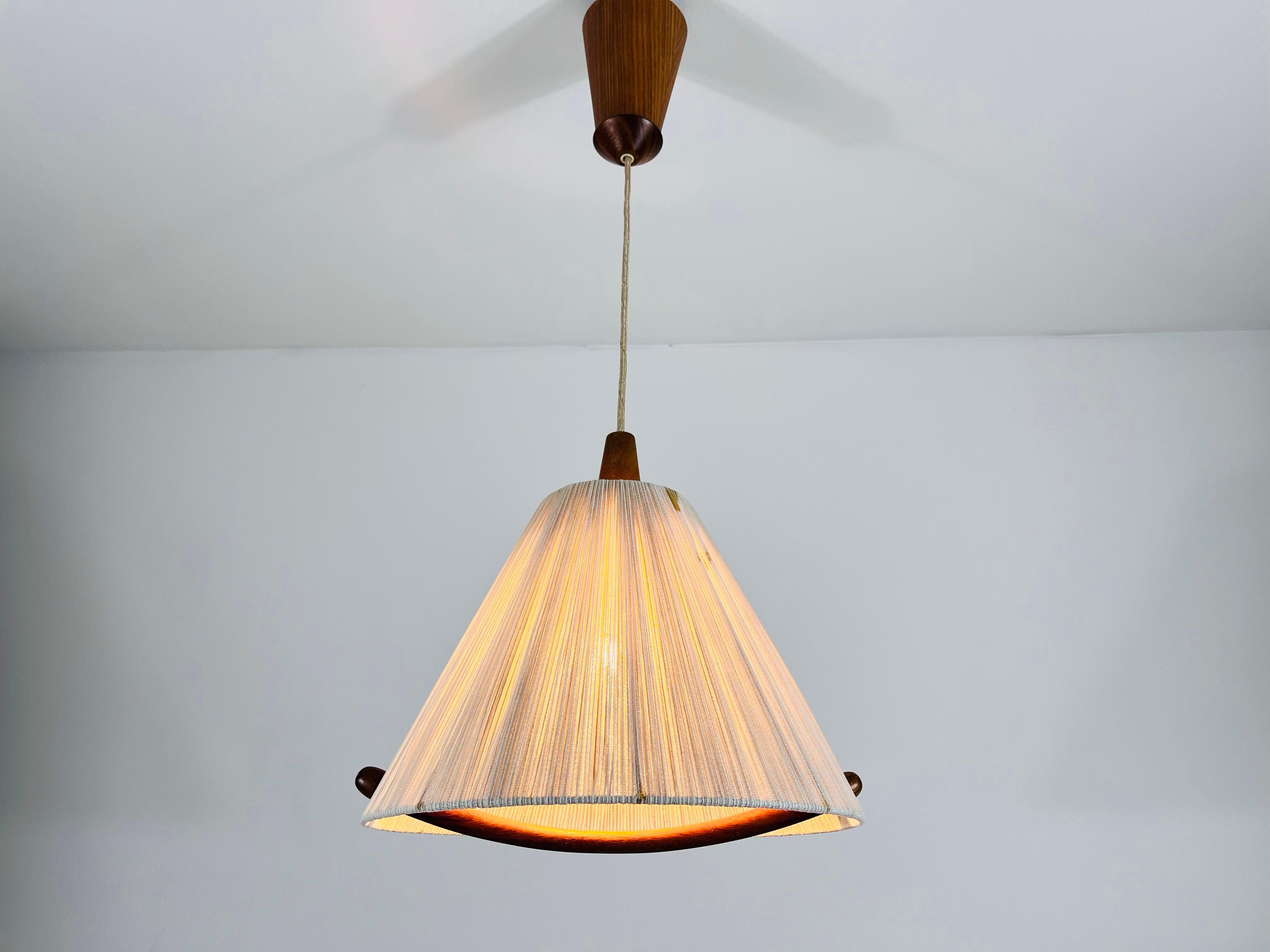 Lampada a sospensione di Temde con paralume in teak e corda, circa 1960 in vendita 7