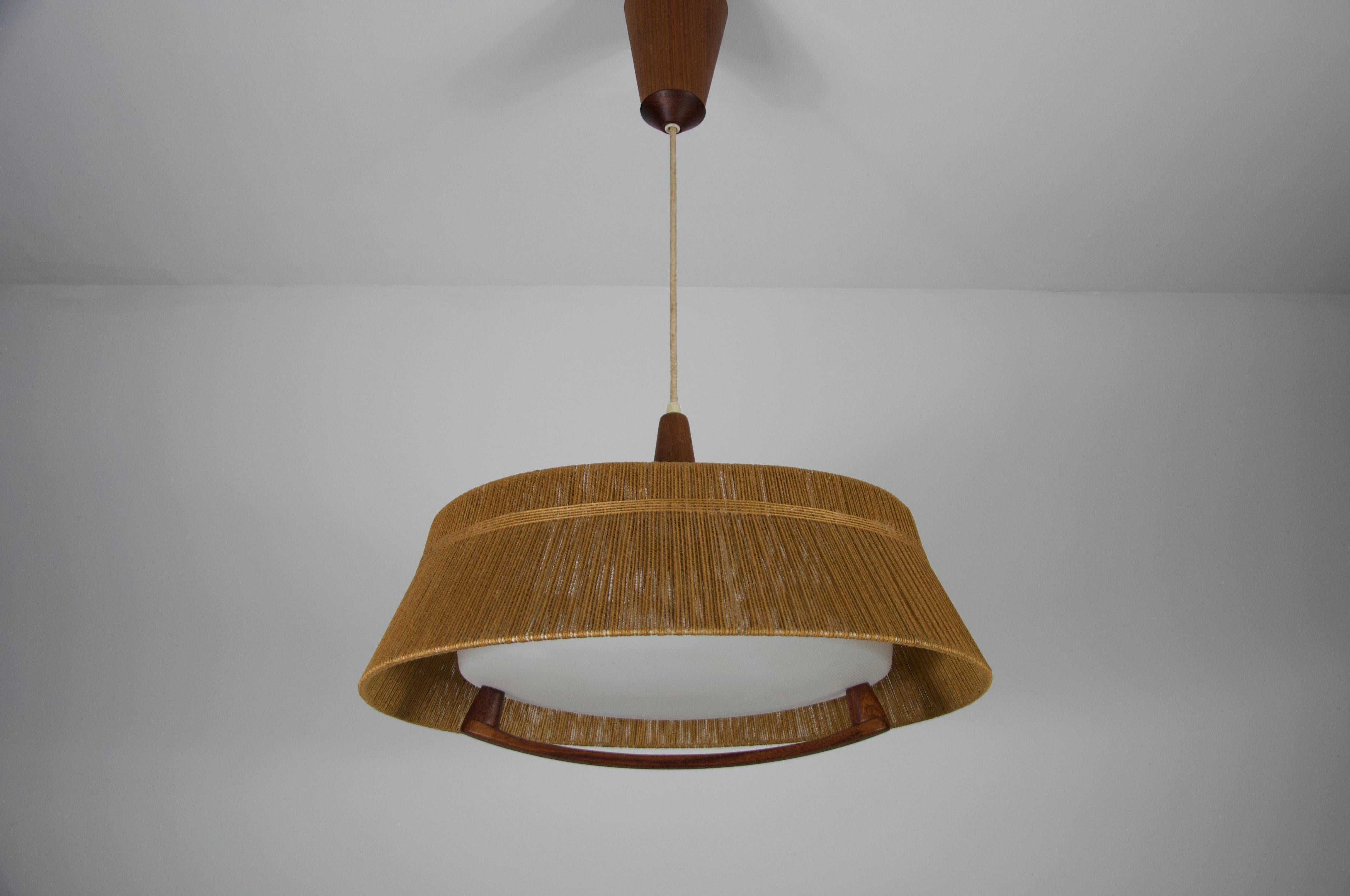 A teak hanging lamp from the 1960s, crafted by the Swiss company Temde. This meticulously detailed piece exemplifies perfectionism and quality, featuring a Japanese-inspired design. Made from natural, sustainable materials, it showcases exceptional