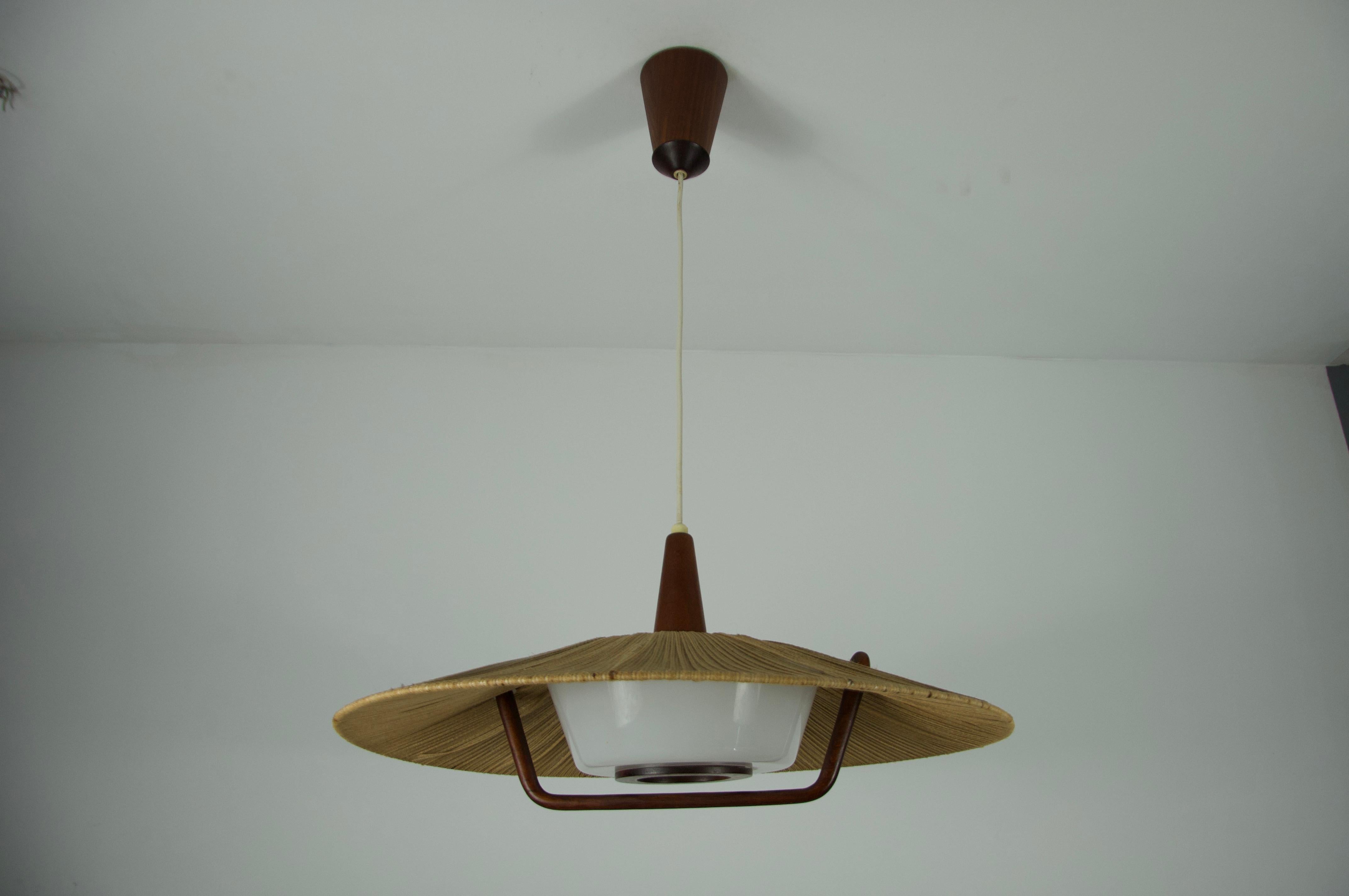 Questa elegante lampada a sospensione della metà del secolo scorso è stata prodotta da Temde negli anni '60 e presenta una calda combinazione di materiali naturali e sensibilità del design scandinavo. L'ampio paralume conico è realizzato con una
