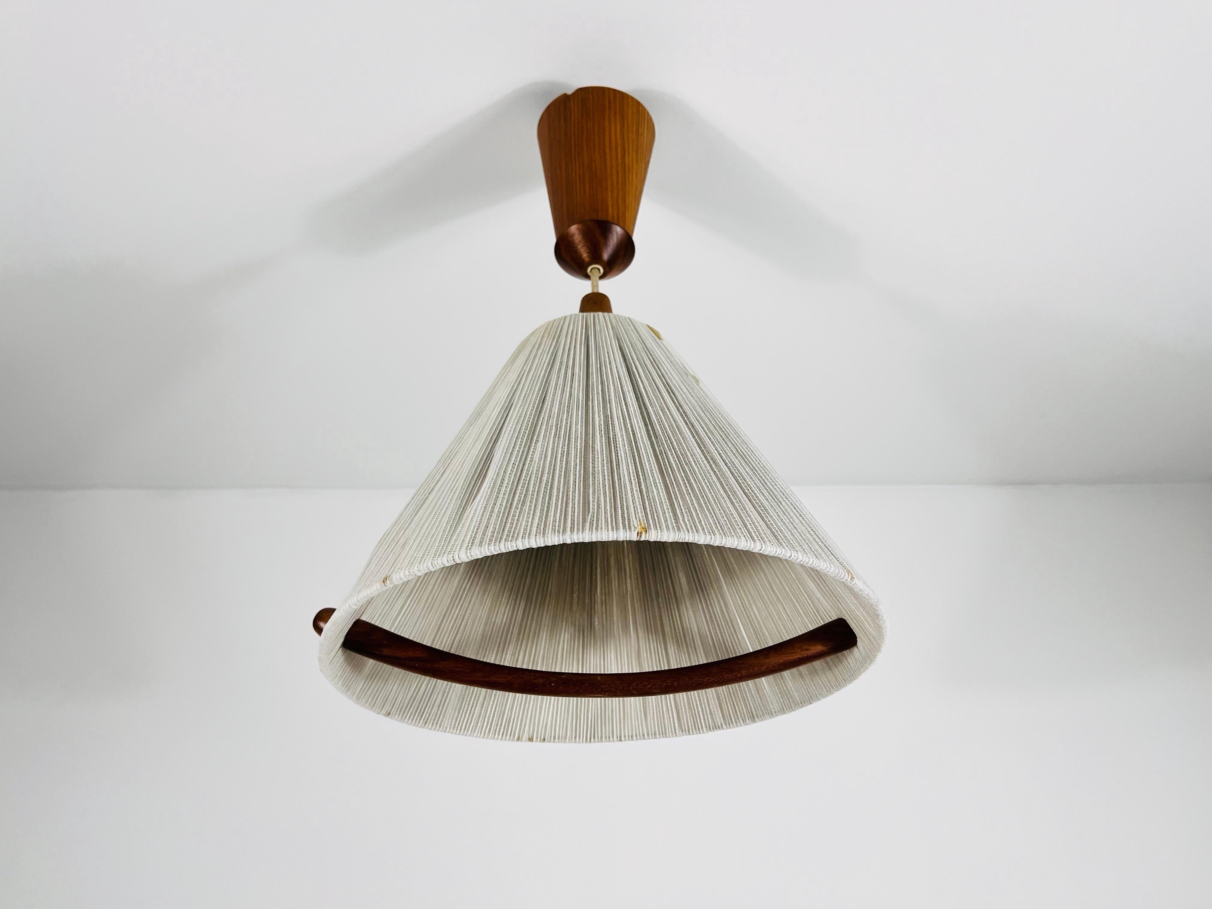 Svizzero Lampada a sospensione di Temde con paralume in teak e corda, circa 1960 in vendita