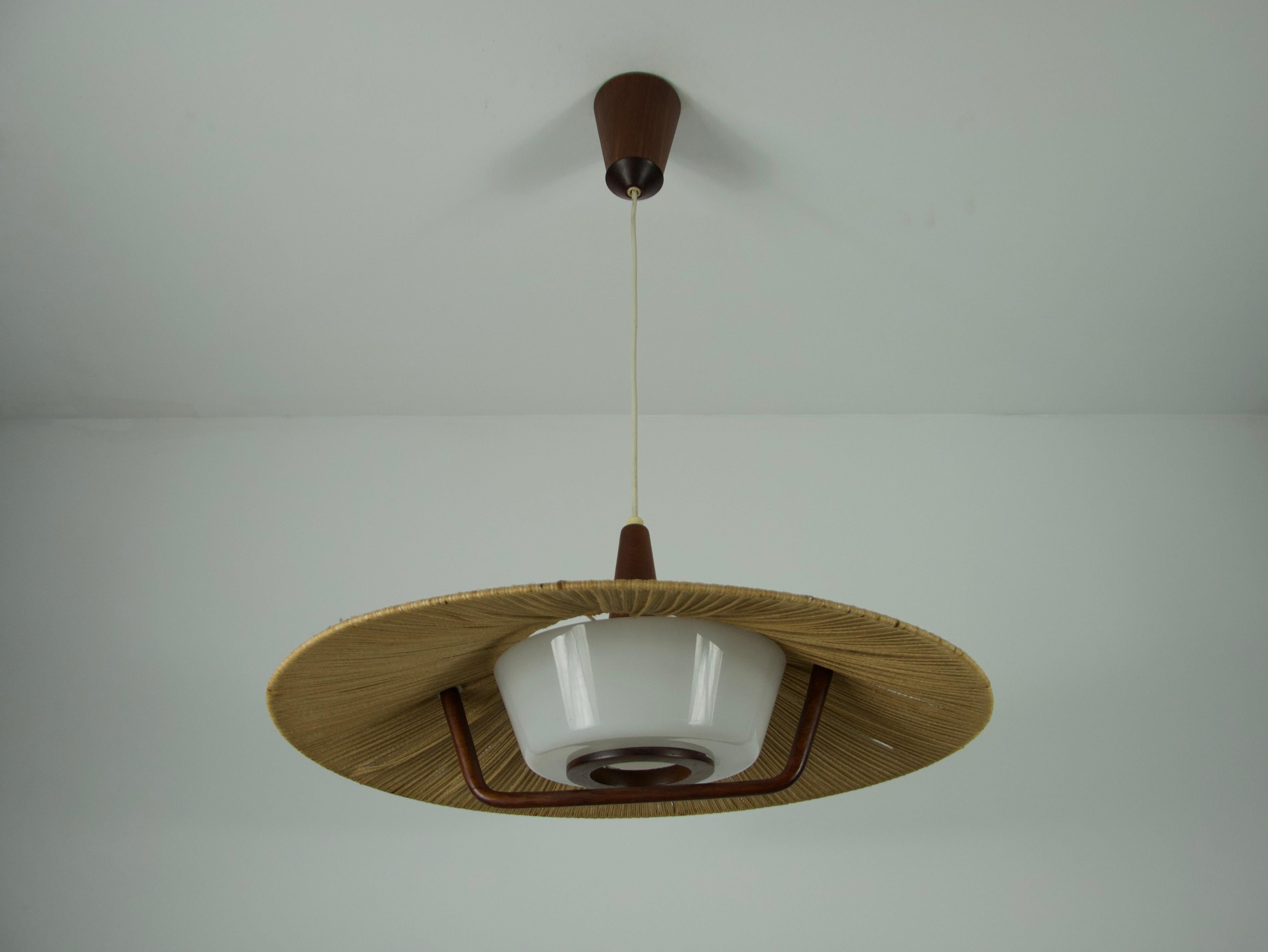 Svizzero Lampada a sospensione di Temde con paralume in teak e corda, circa 1960 in vendita
