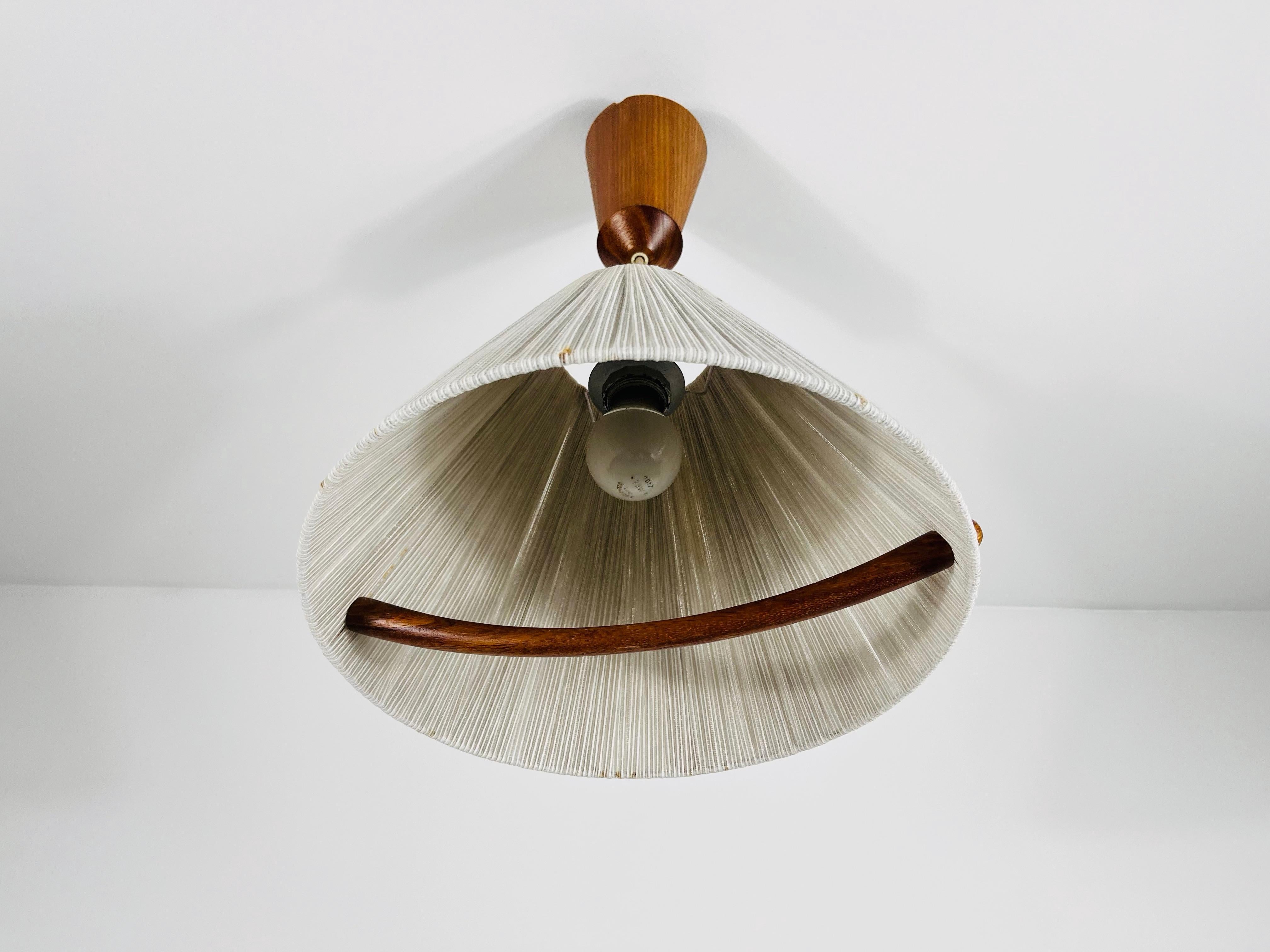 Lampada a sospensione di Temde con paralume in teak e corda, circa 1960 In condizioni buone in vendita a Hagenbach, DE