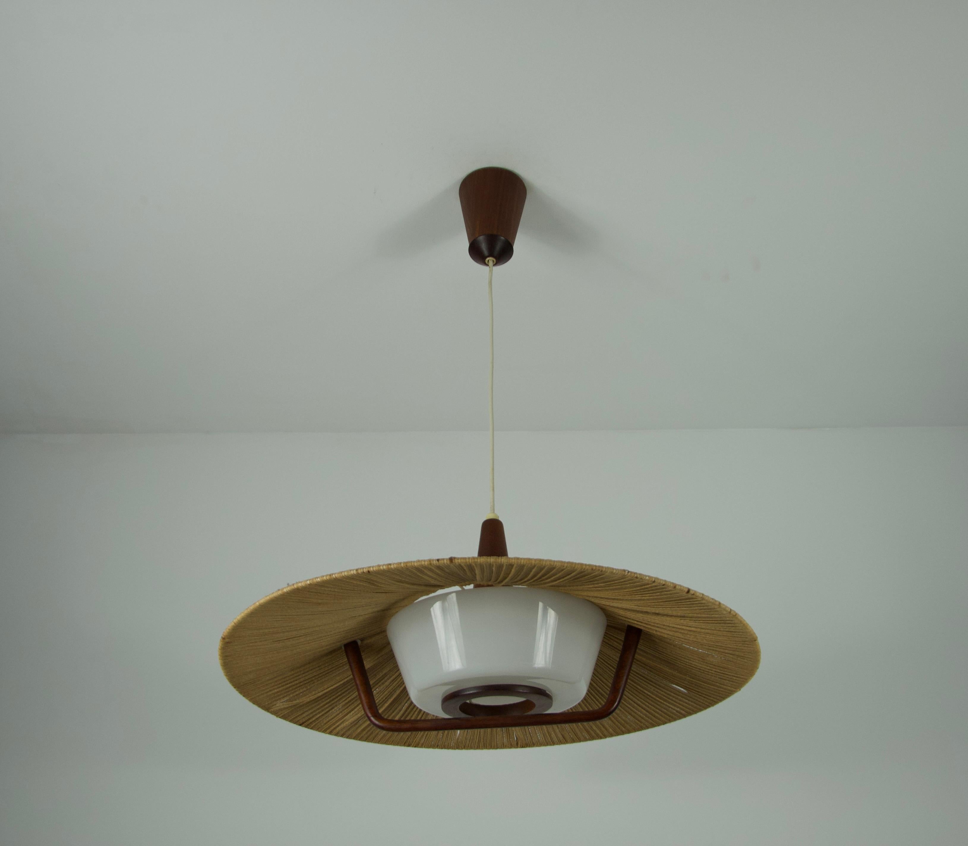 Lampada a sospensione di Temde con paralume in teak e corda, circa 1960 In condizioni buone in vendita a Hagenbach, DE