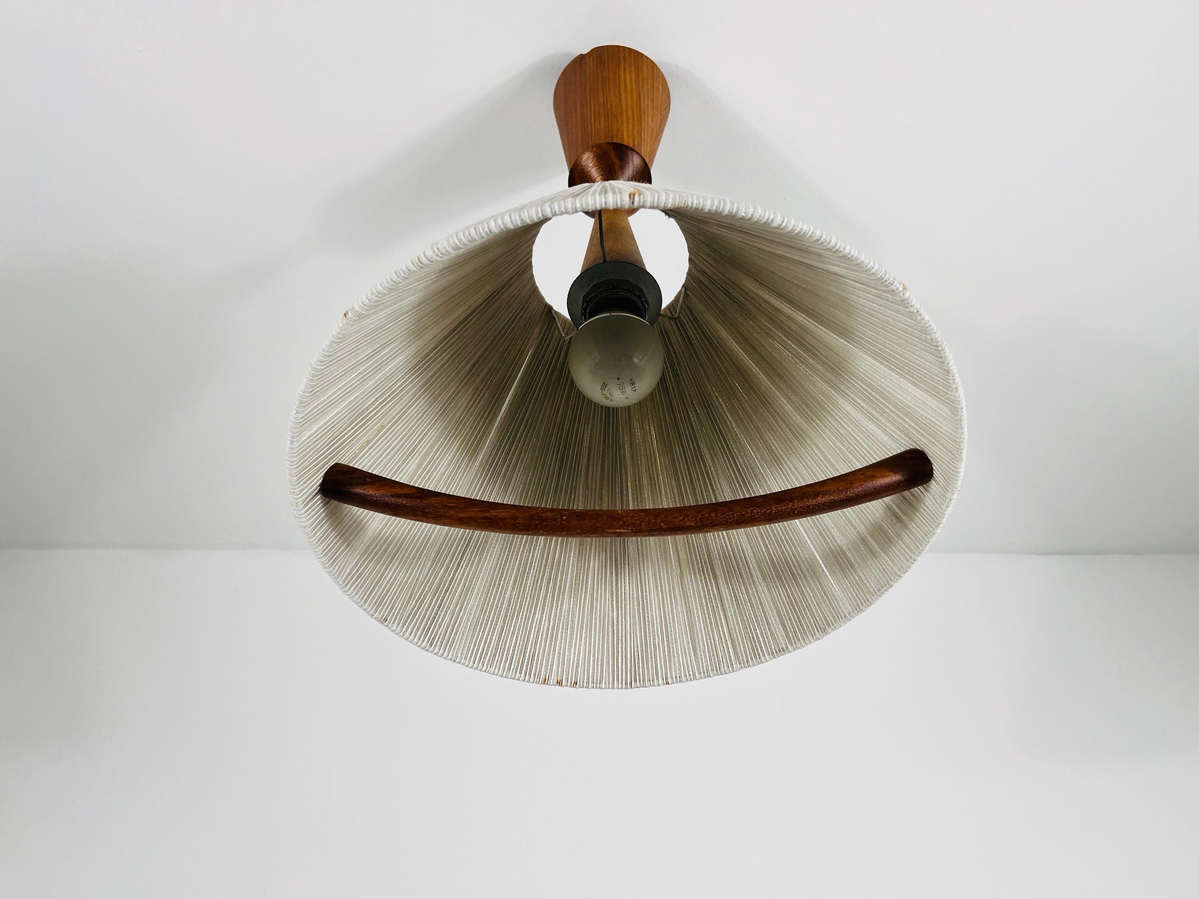 Metà XX secolo Lampada a sospensione di Temde con paralume in teak e corda, circa 1960 in vendita