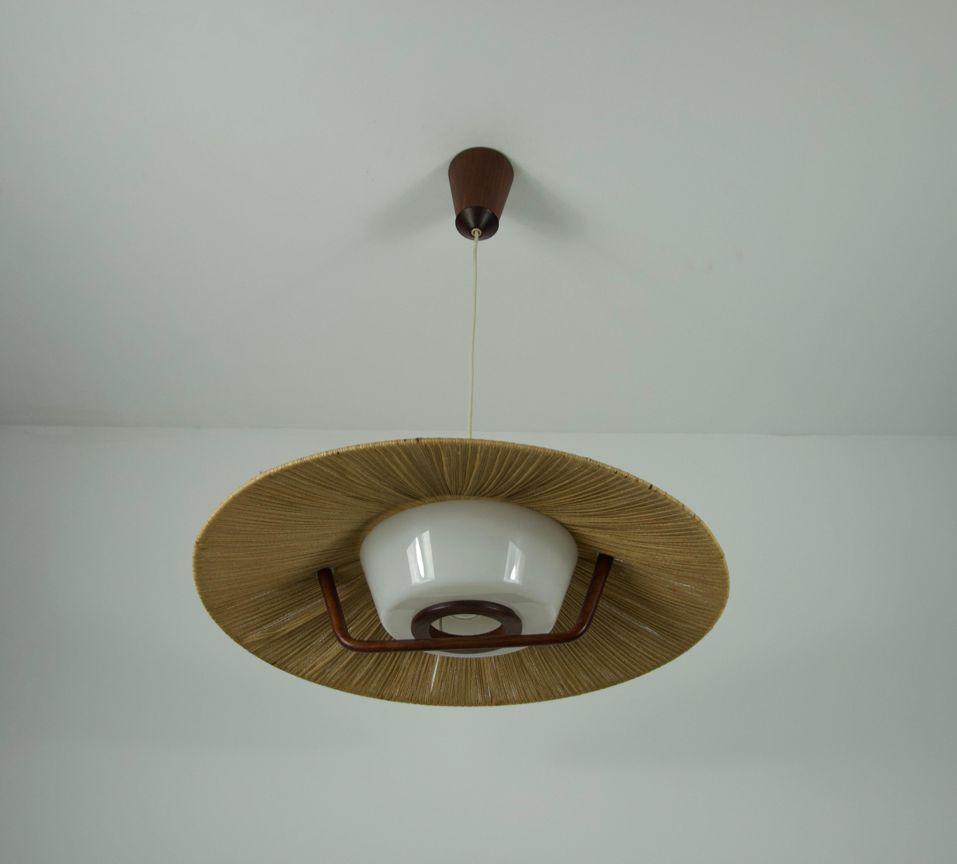Metà XX secolo Lampada a sospensione di Temde con paralume in teak e corda, circa 1960 in vendita