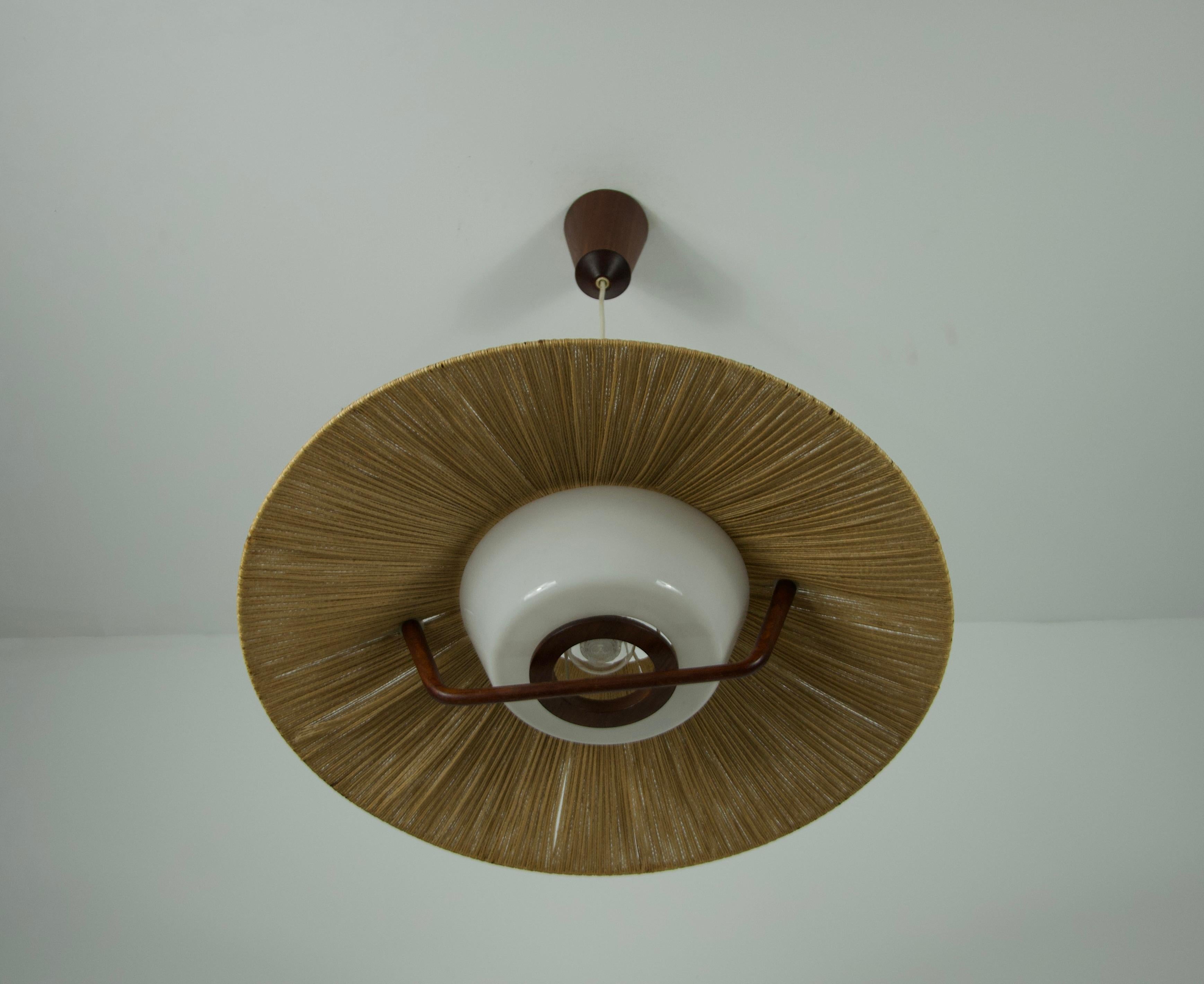 Rattan Lampada a sospensione di Temde con paralume in teak e corda, circa 1960 in vendita