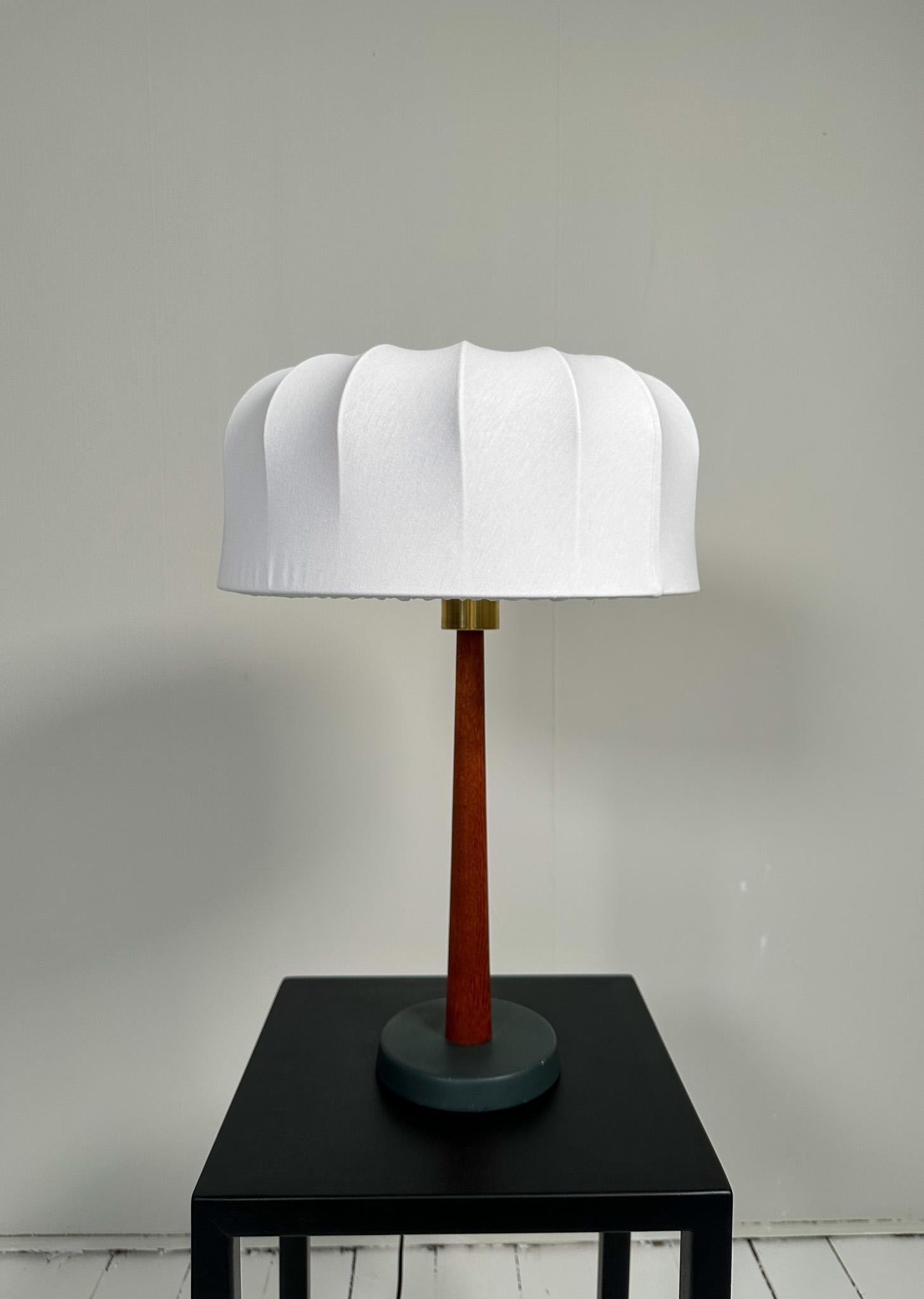 Mid-Century Modern Lampe de table en teck et coton du milieu du siècle par Einar Bäckström, Suède, années 1950 en vente
