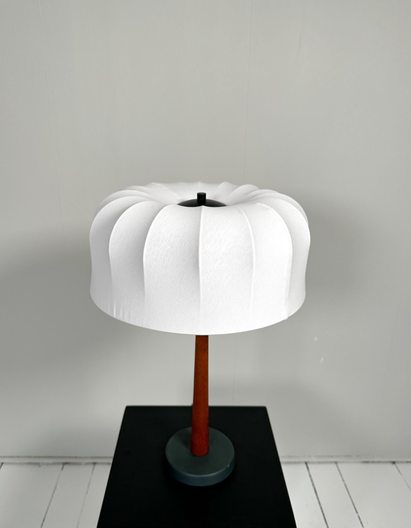 Midcentury Teak and Cotton Table Lamp by Einar Bäckström, Sweden, 1950s In Good Condition For Sale In Hillringsberg, SE