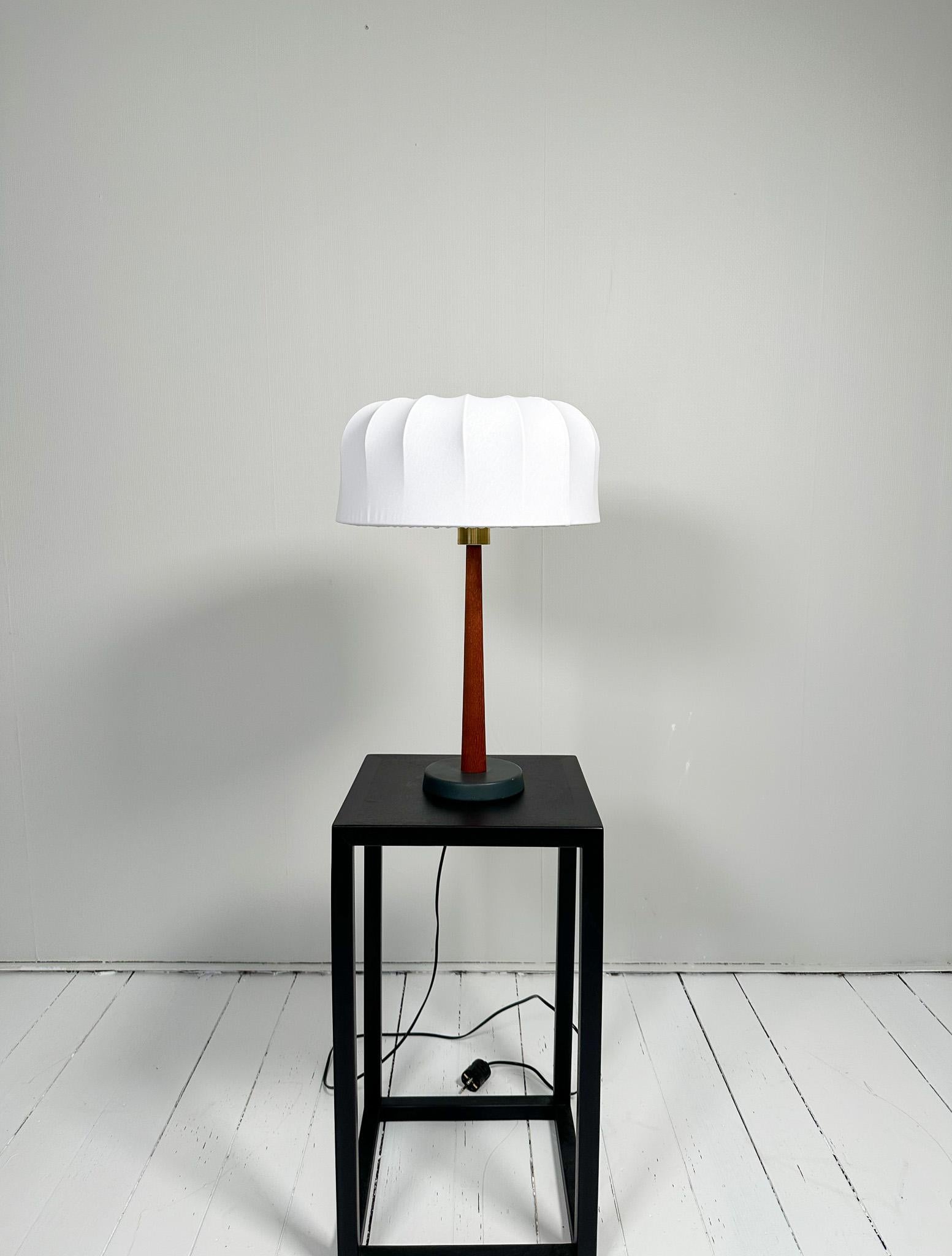 Laiton Lampe de table en teck et coton du milieu du siècle par Einar Bäckström, Suède, années 1950 en vente
