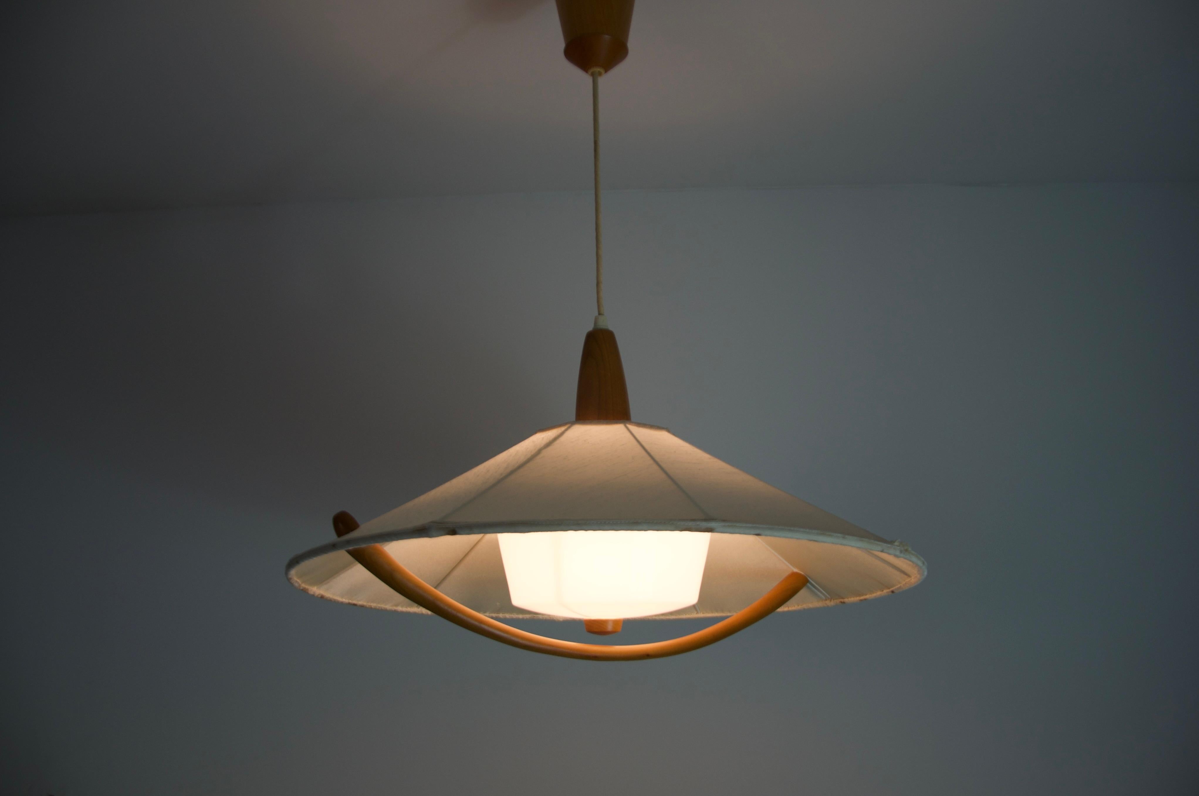 Mid-Century moderno Lampada a sospensione in teak e con paralume in tessuto di Temde, circa 1960 in vendita