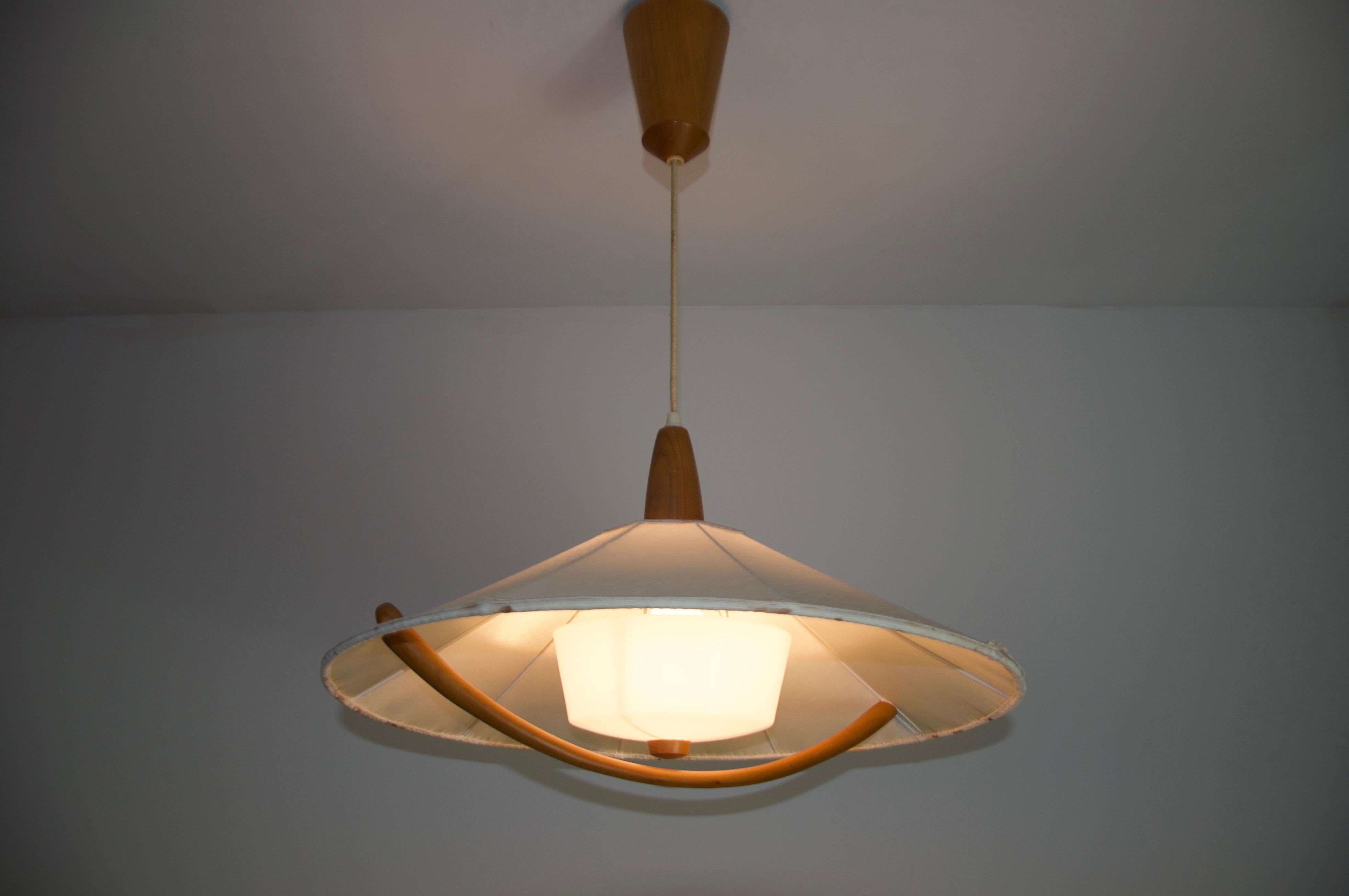 Svizzero Lampada a sospensione in teak e con paralume in tessuto di Temde, circa 1960 in vendita
