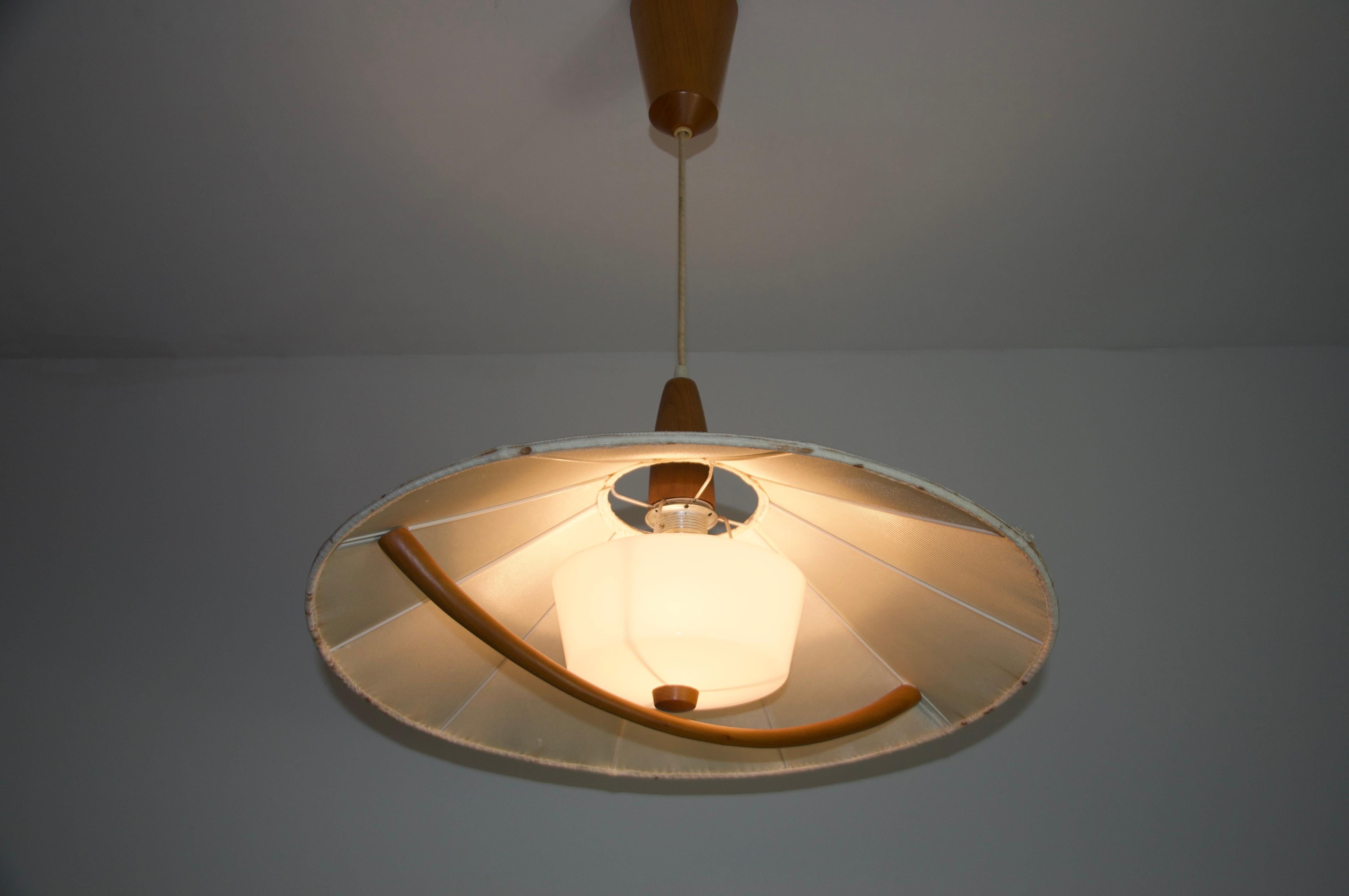Lampada a sospensione in teak e con paralume in tessuto di Temde, circa 1960 In condizioni buone in vendita a Hagenbach, DE
