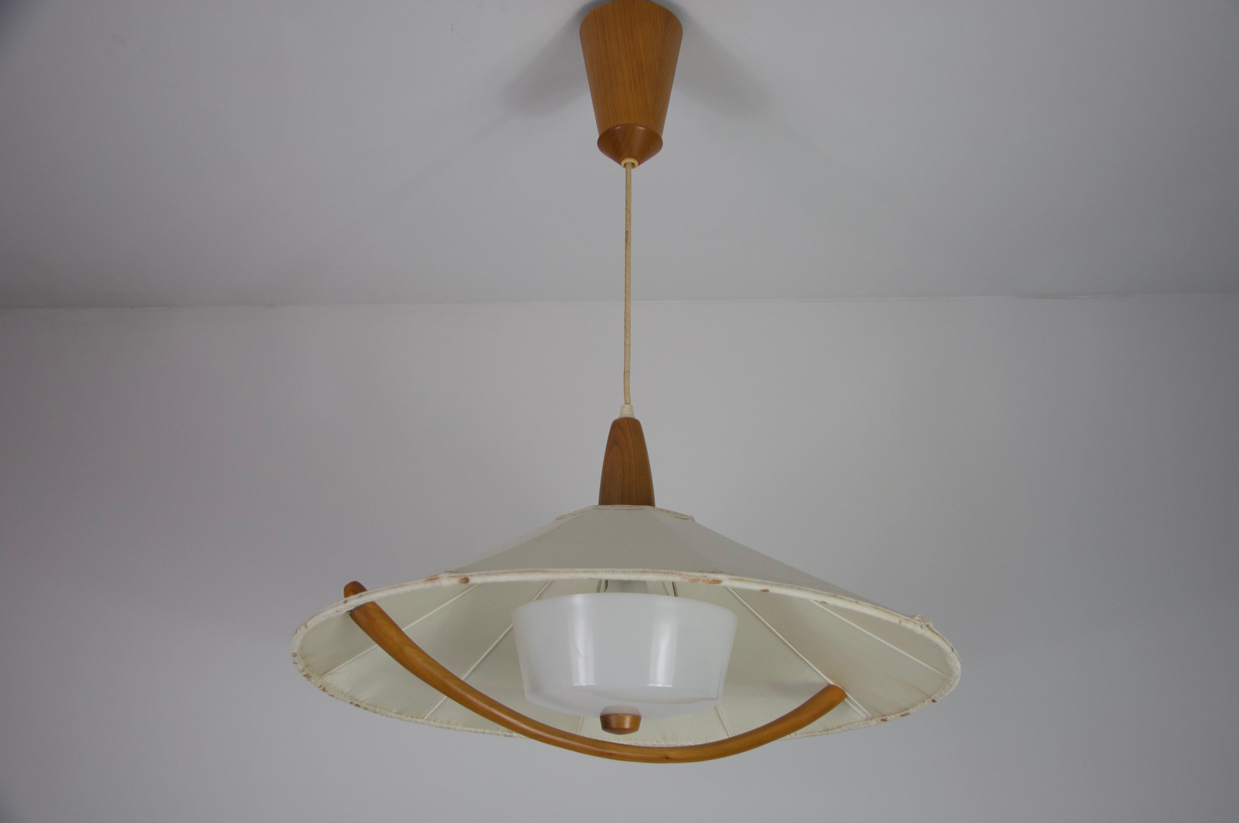 Metà XX secolo Lampada a sospensione in teak e con paralume in tessuto di Temde, circa 1960 in vendita