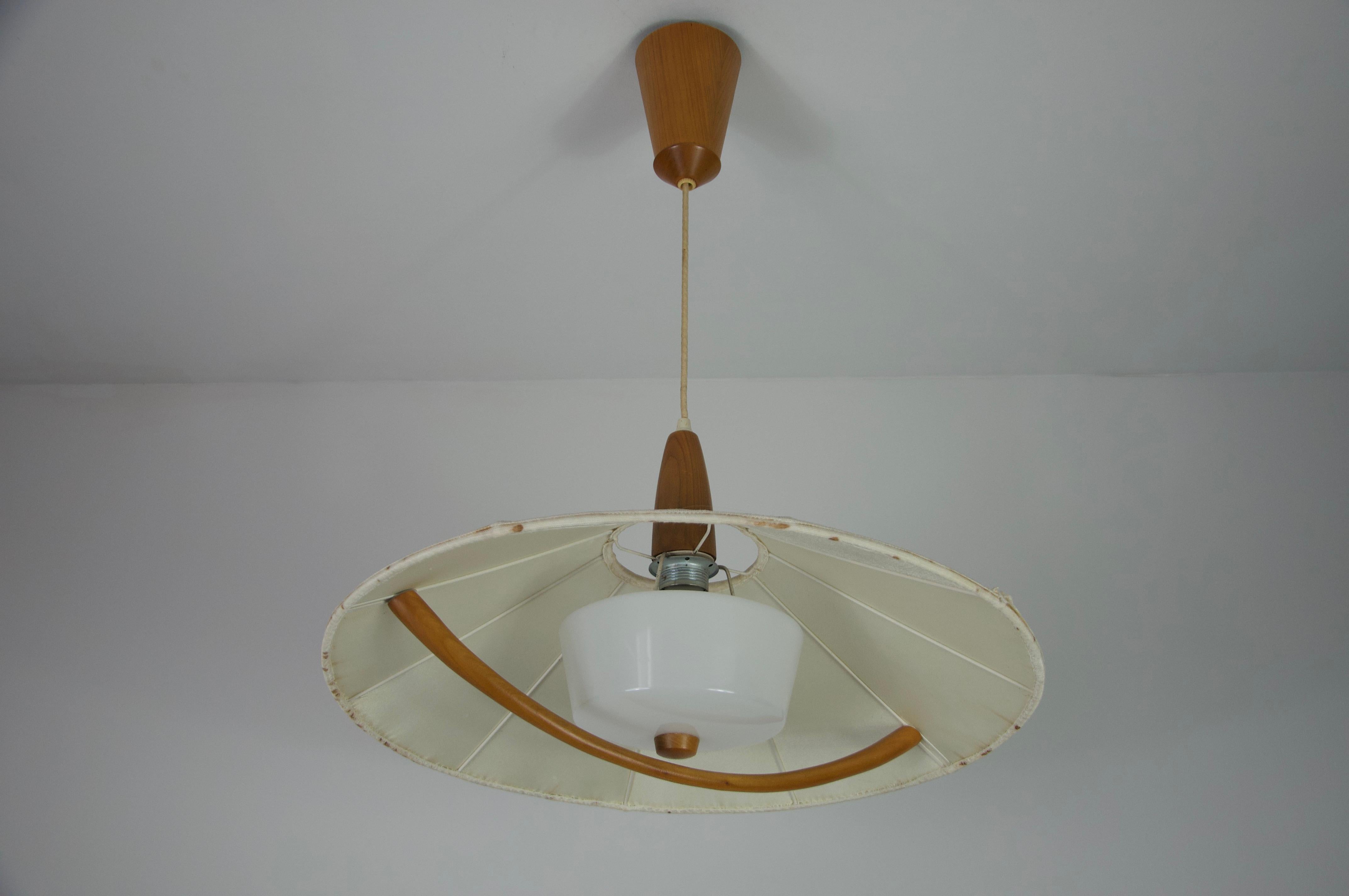 Lampada a sospensione in teak e con paralume in tessuto di Temde, circa 1960 in vendita 1