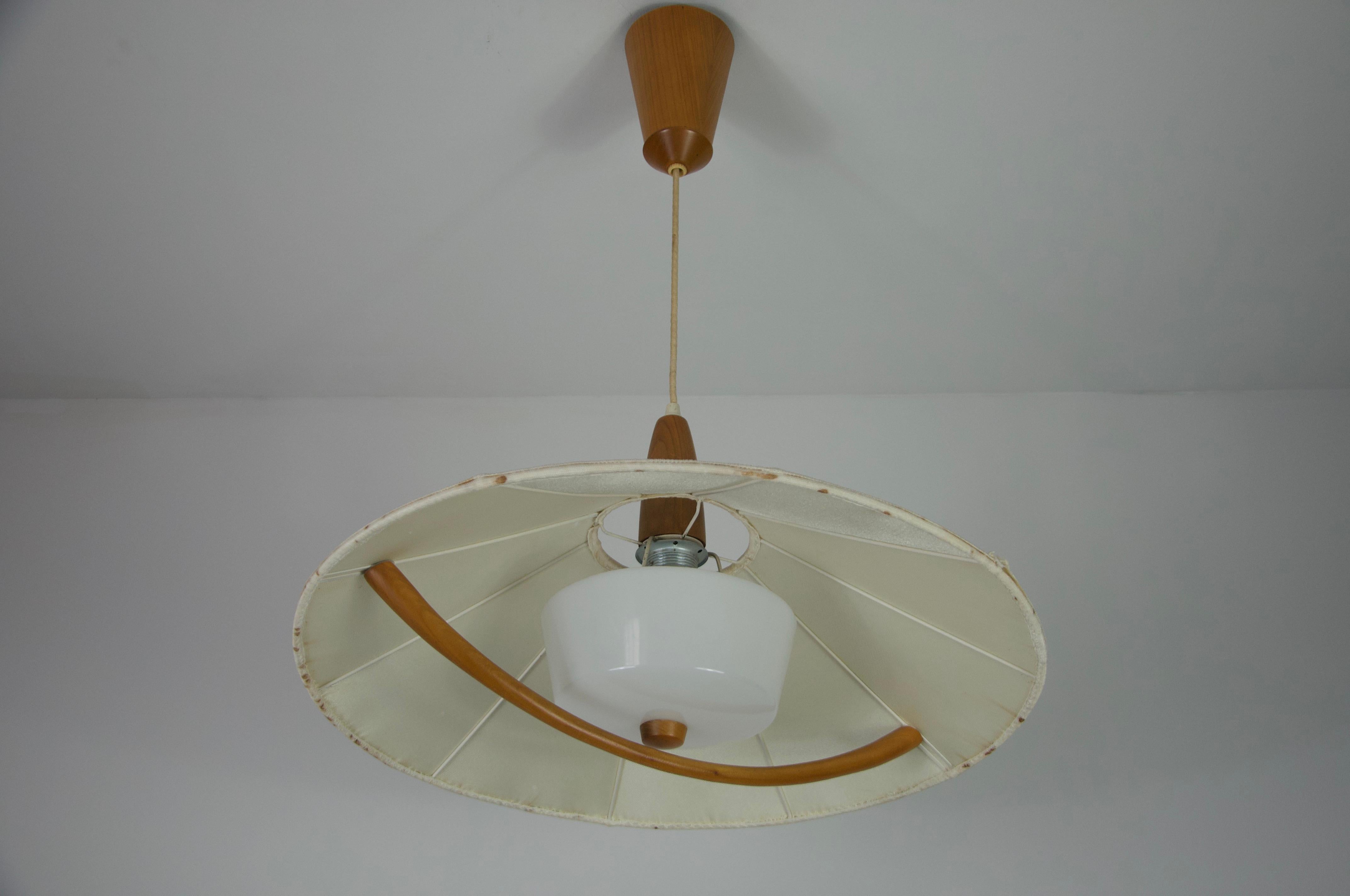 Lampada a sospensione in teak e con paralume in tessuto di Temde, circa 1960 in vendita 2