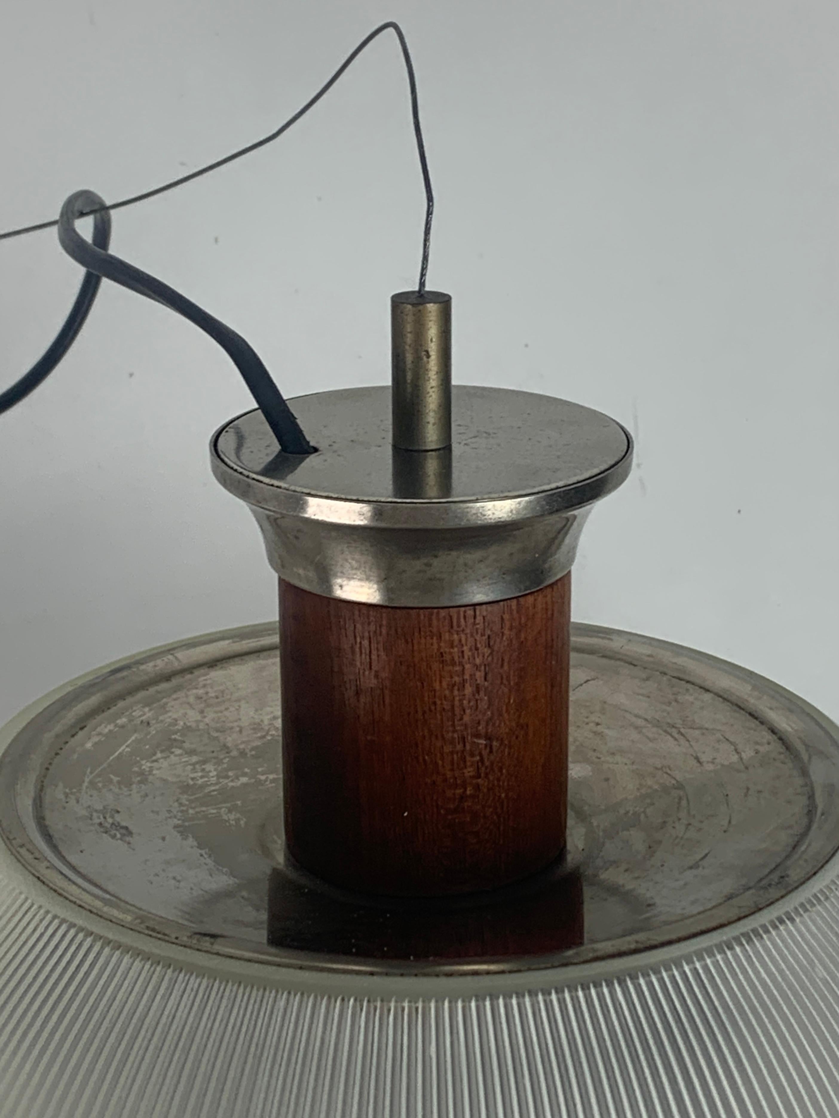 Pendente a sfera di metà secolo in teak e Holophane, anni '60 in vendita 3