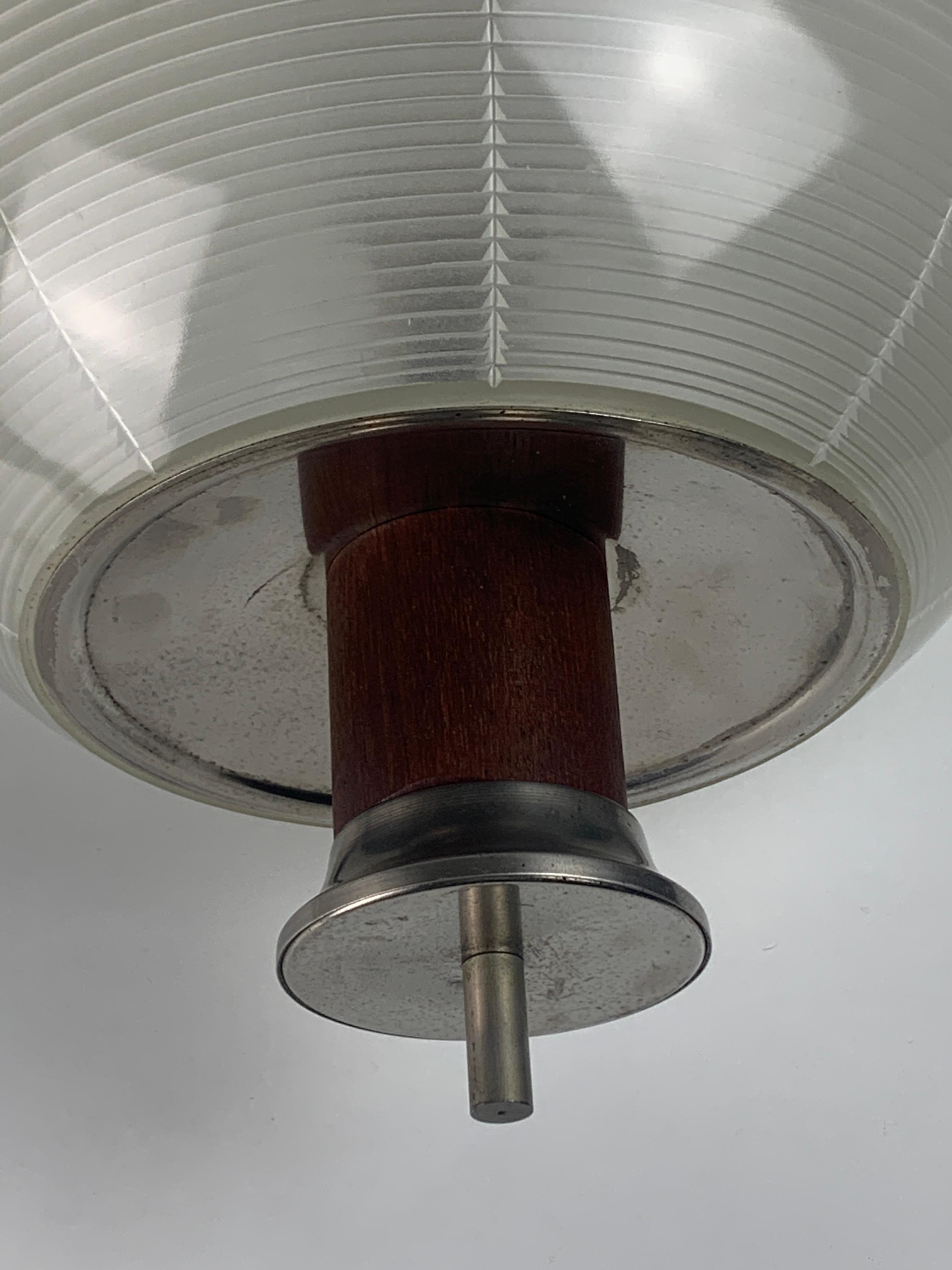 Pendente a sfera di metà secolo in teak e Holophane, anni '60 in vendita 4