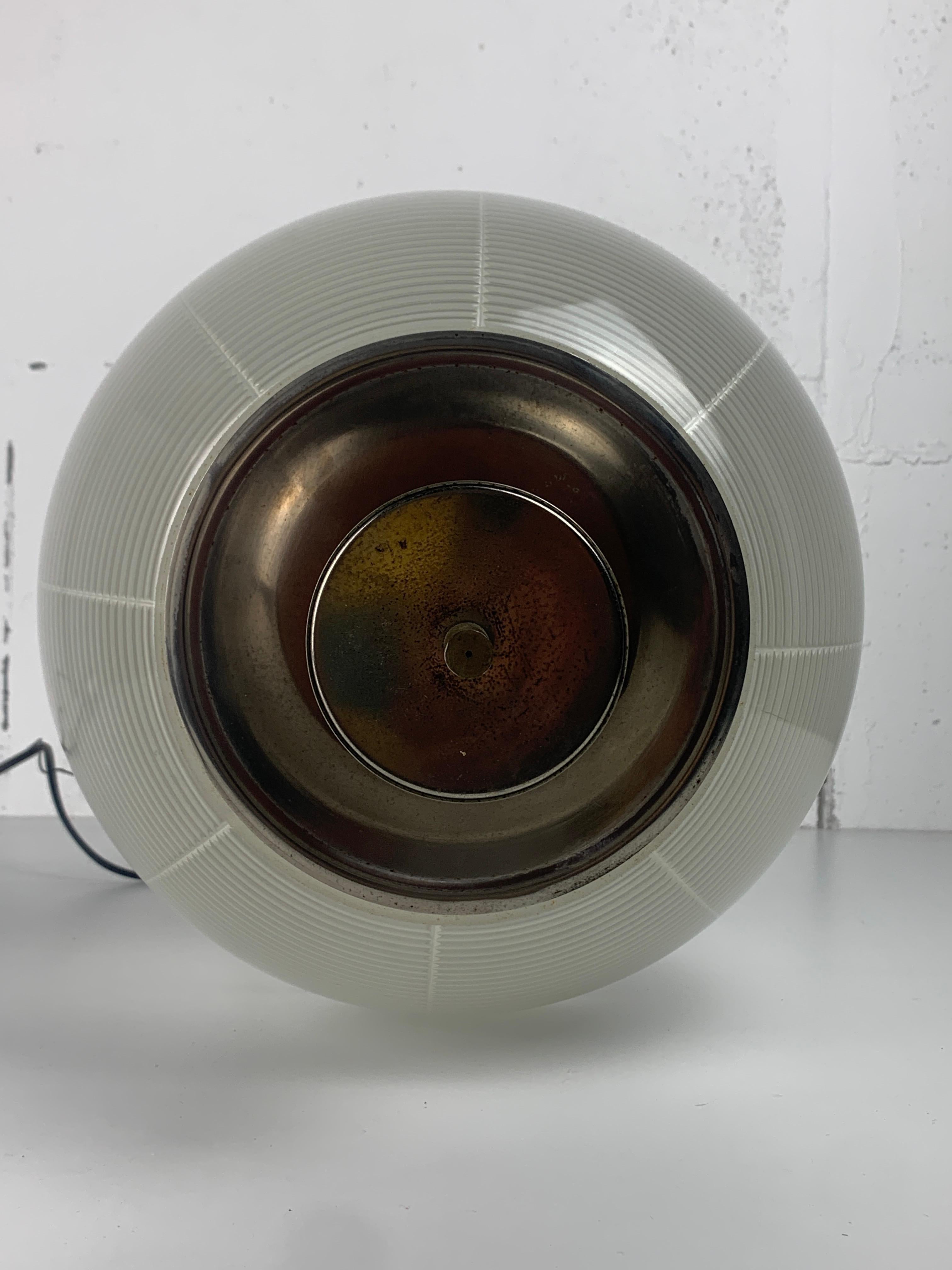 Pendente a sfera di metà secolo in teak e Holophane, anni '60 in vendita 5
