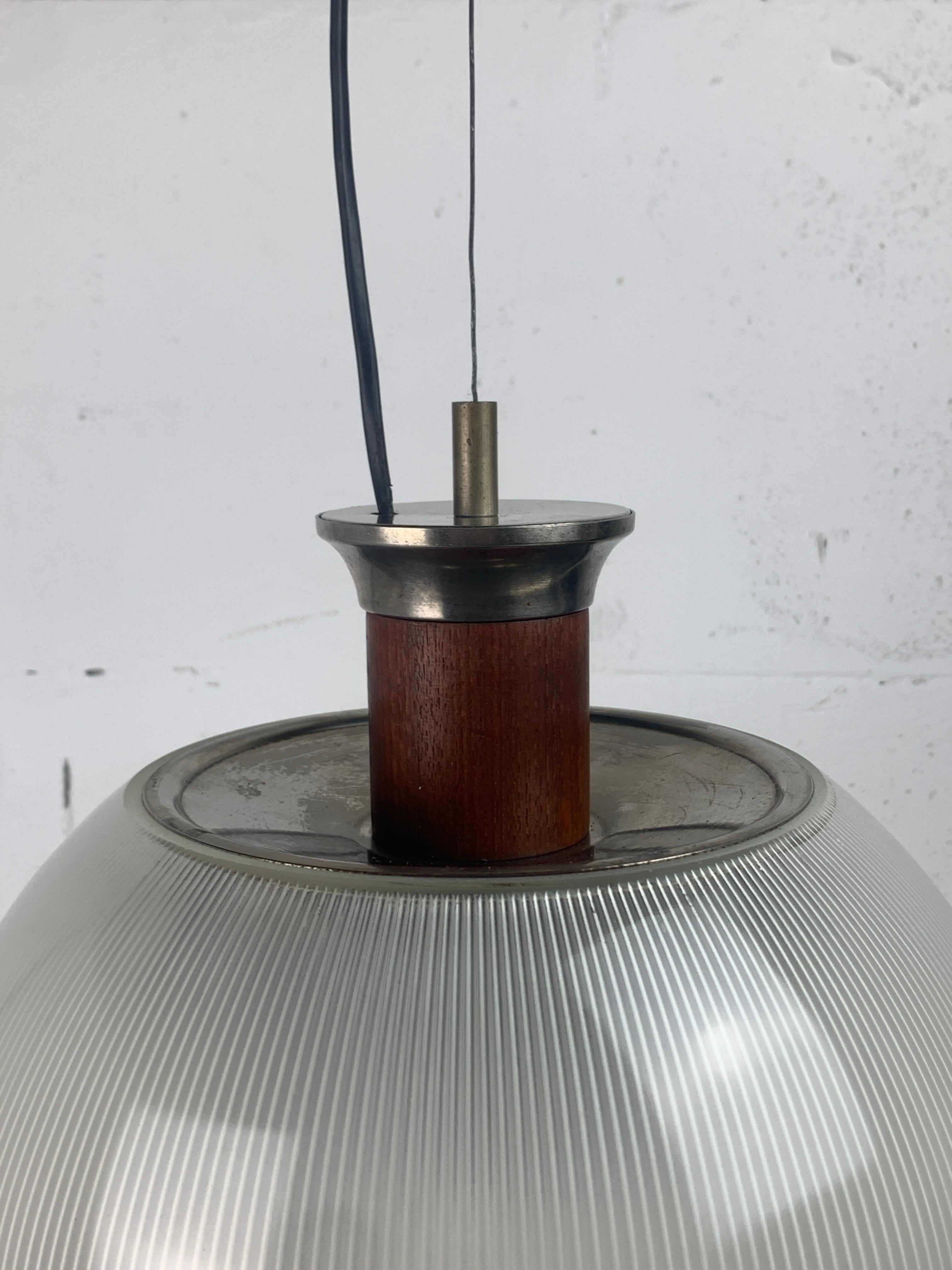 Pendente a sfera di metà secolo in teak e Holophane, anni '60 in vendita 7