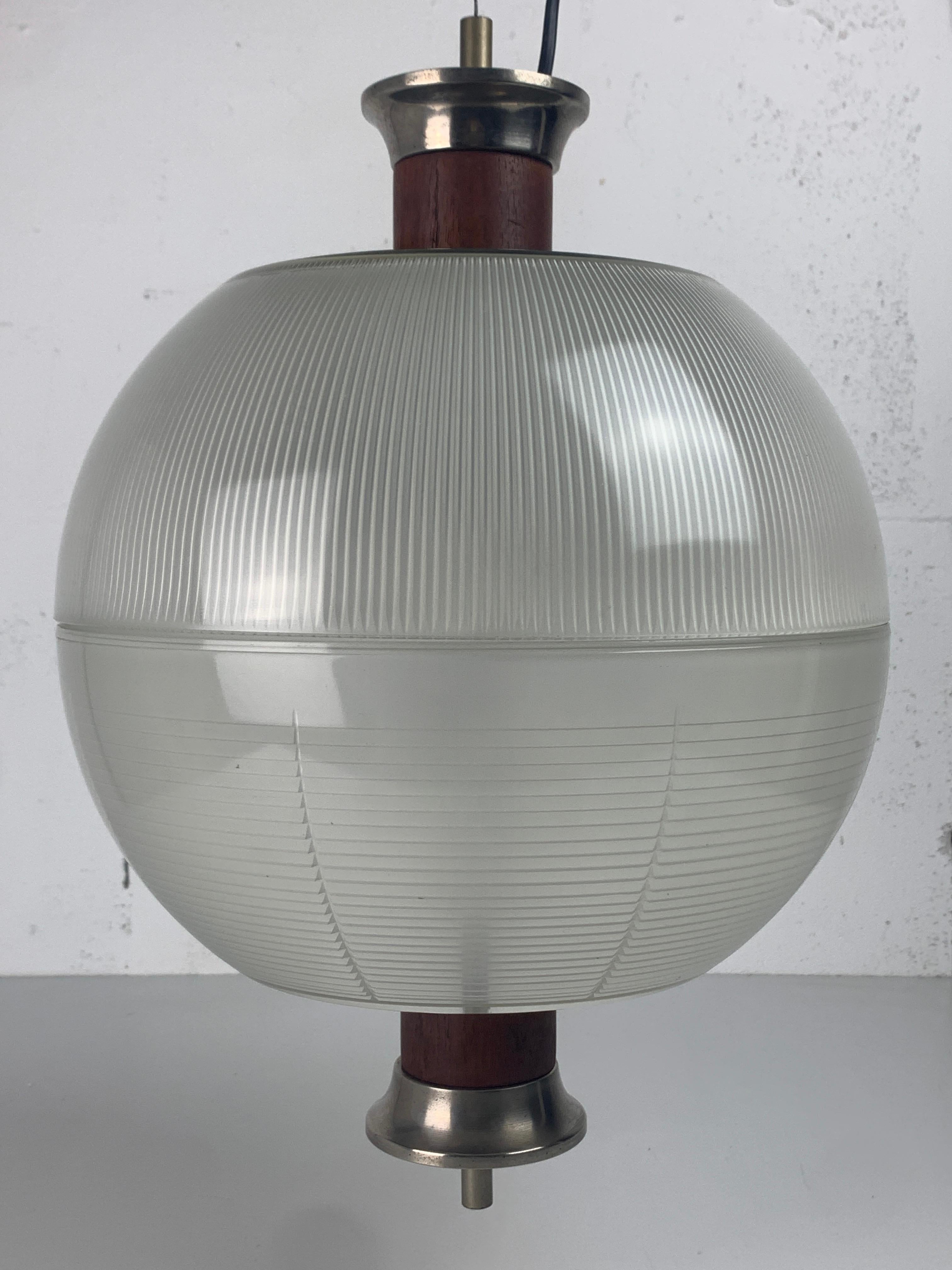 Pendente a sfera di metà secolo in teak e Holophane, anni '60 in vendita 8