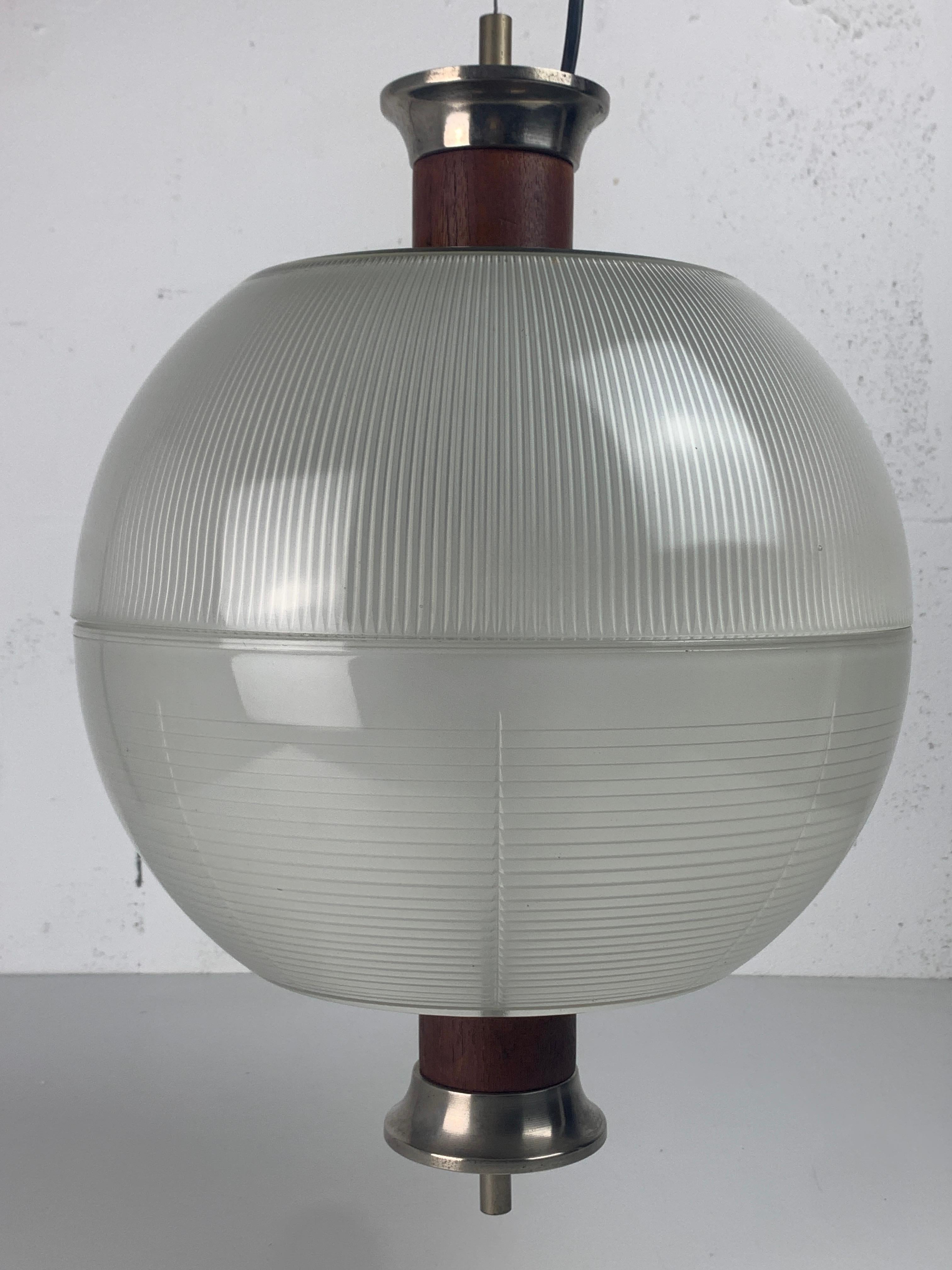 Pendente a sfera di metà secolo in teak e Holophane, anni '60 in vendita 9