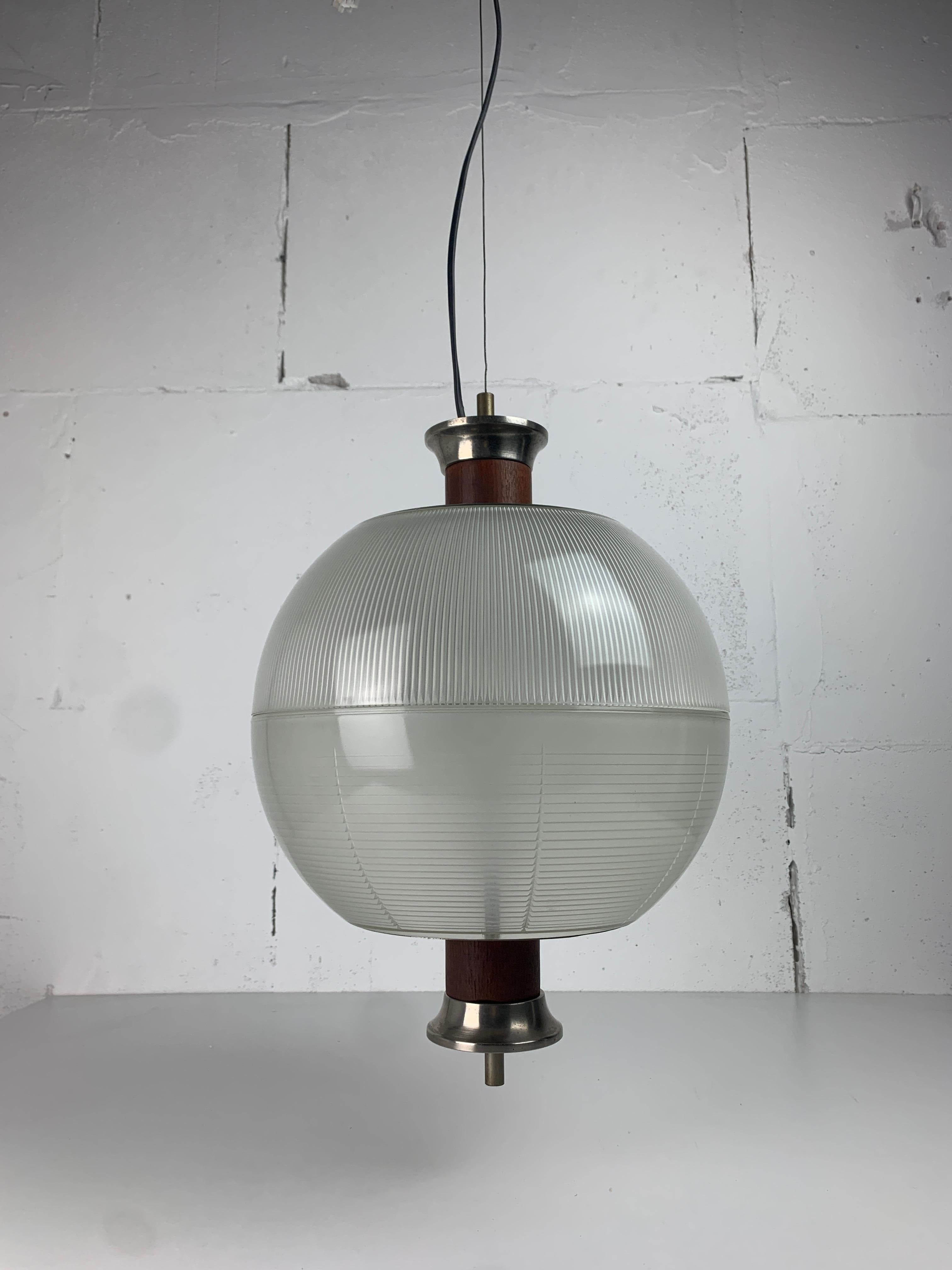 Pendente a sfera di metà secolo in teak e Holophane, anni '60 in vendita 10